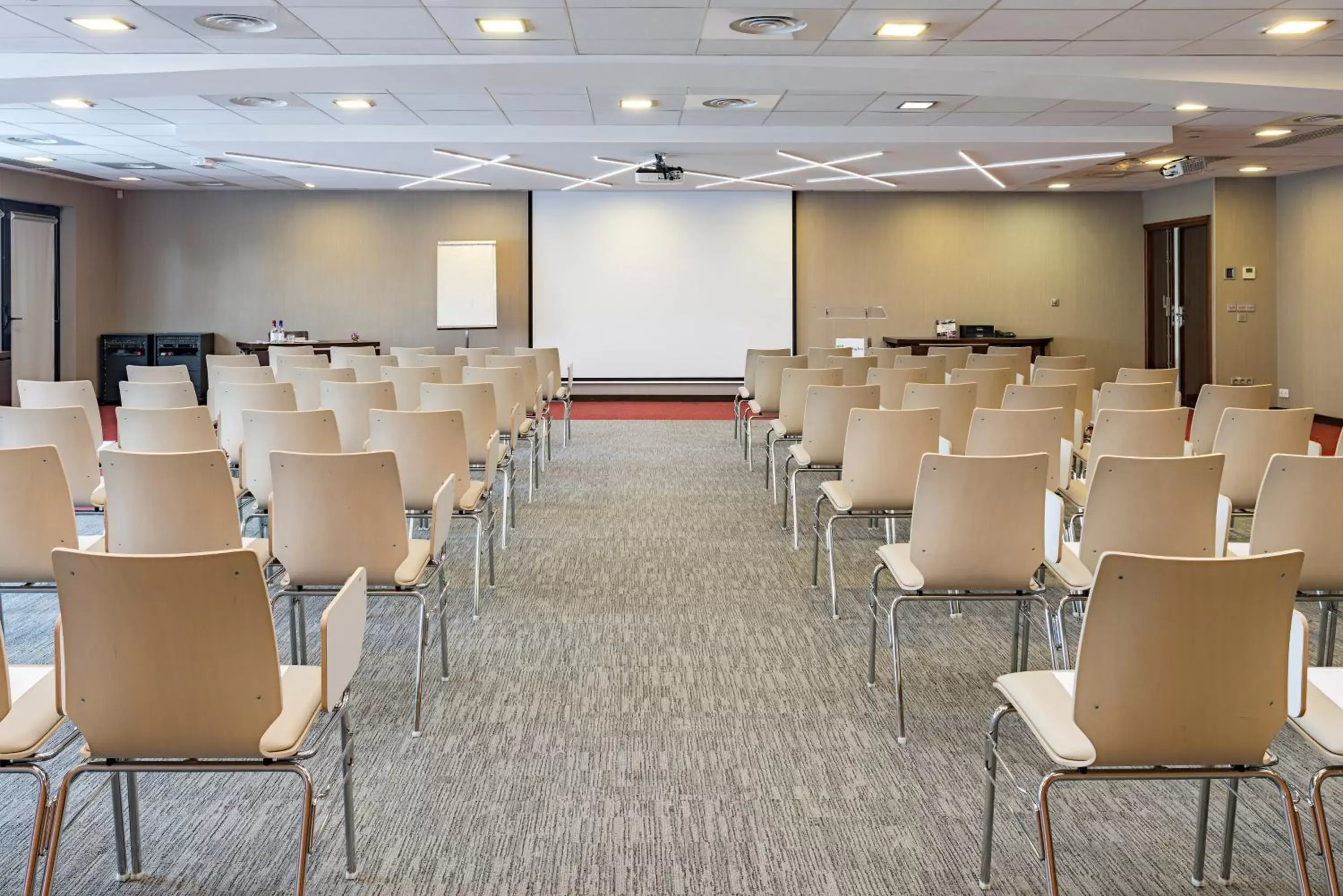 Meeting/conference room in Holiday Inn Toulouse Airport, an IHG Hotel