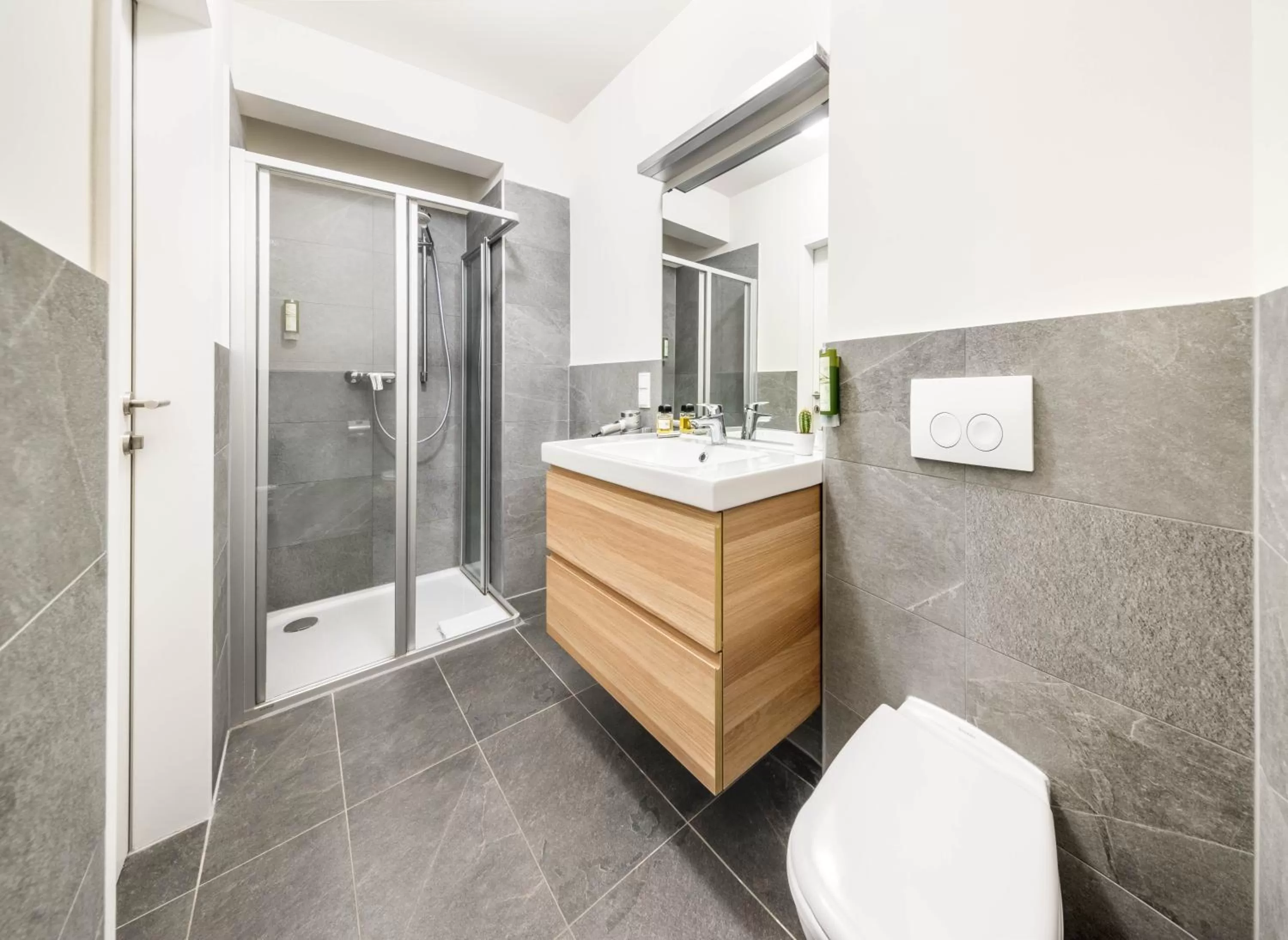 Shower in Jimmy's Apartments Lory