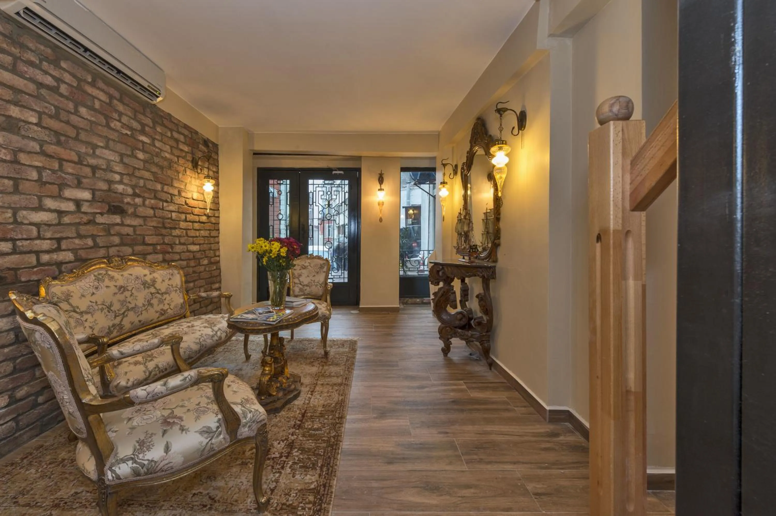 Lobby or reception in By Murat Royal Hotel Galata