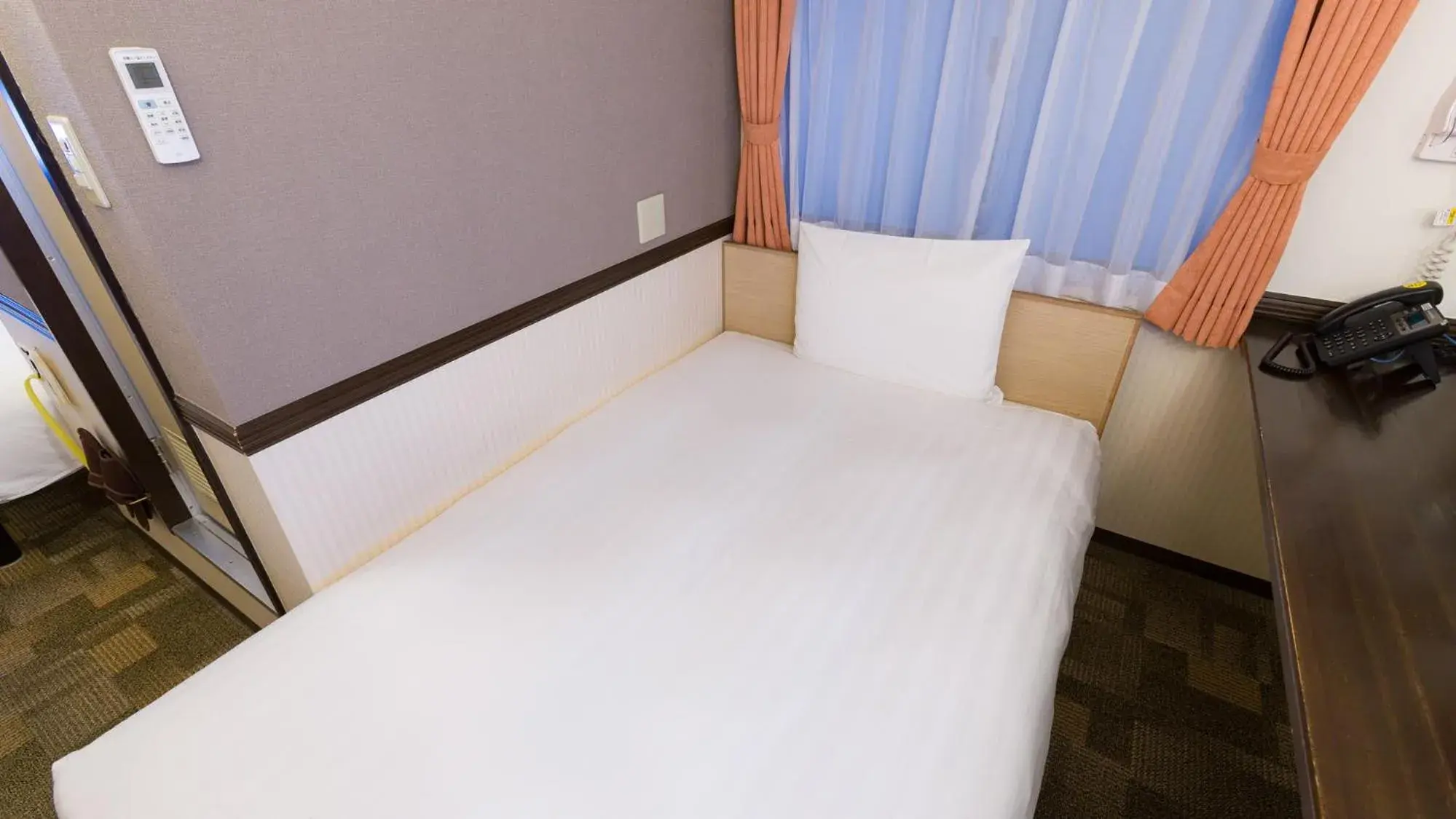 Standard Twin Room with a Shower & Bath Room between Beds - single occupancy - Non-Smoking in Toyoko Inn Shin-Osaka Chuo-guchi Honkan Standard Twin Room with a Shower & Bath Room between Beds - single occupancy - Non-Smoking in Toyoko Inn Shin-Osaka Chuo-guchi Honkan