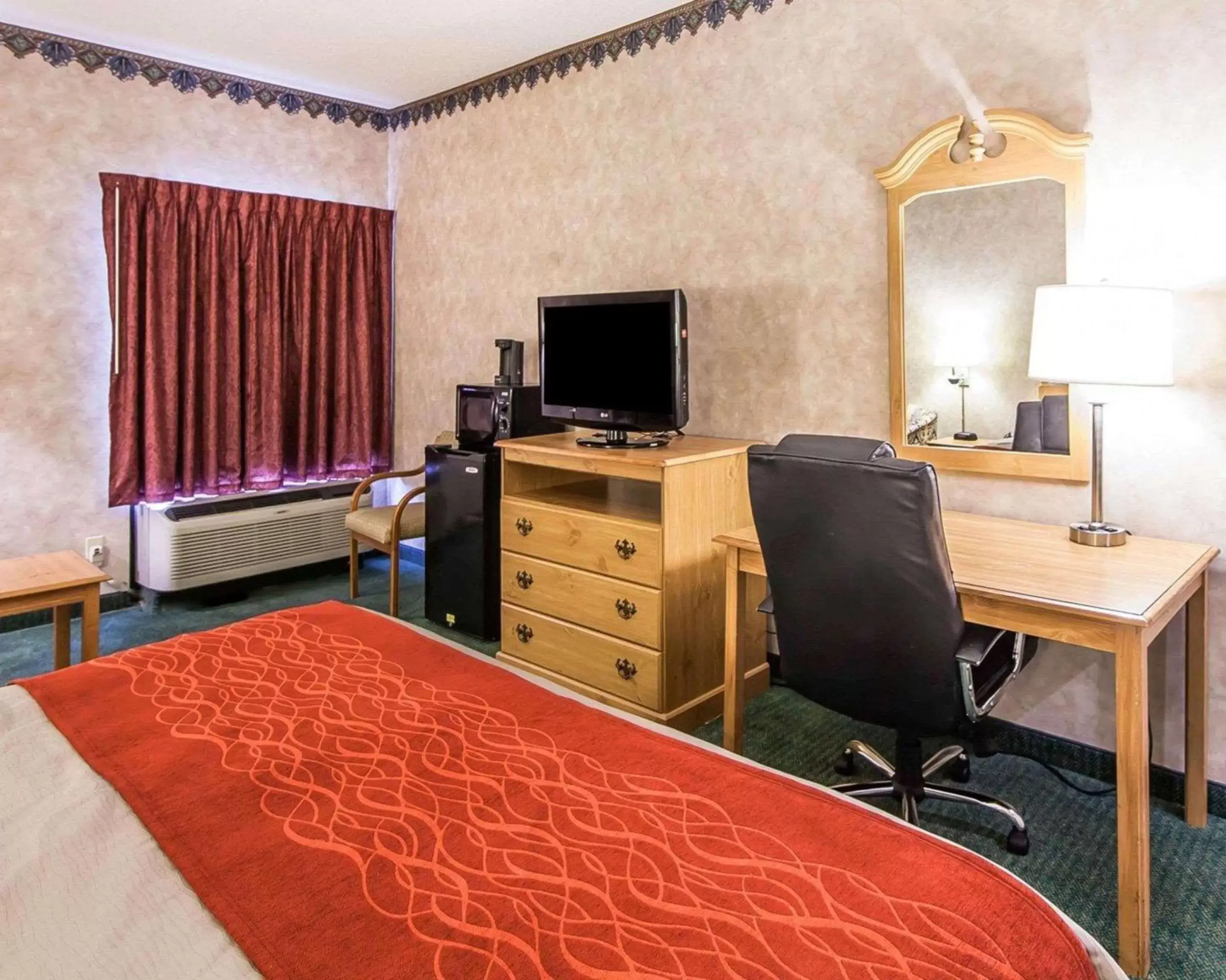 Photo of the whole room, TV/Entertainment Center in Econo Lodge