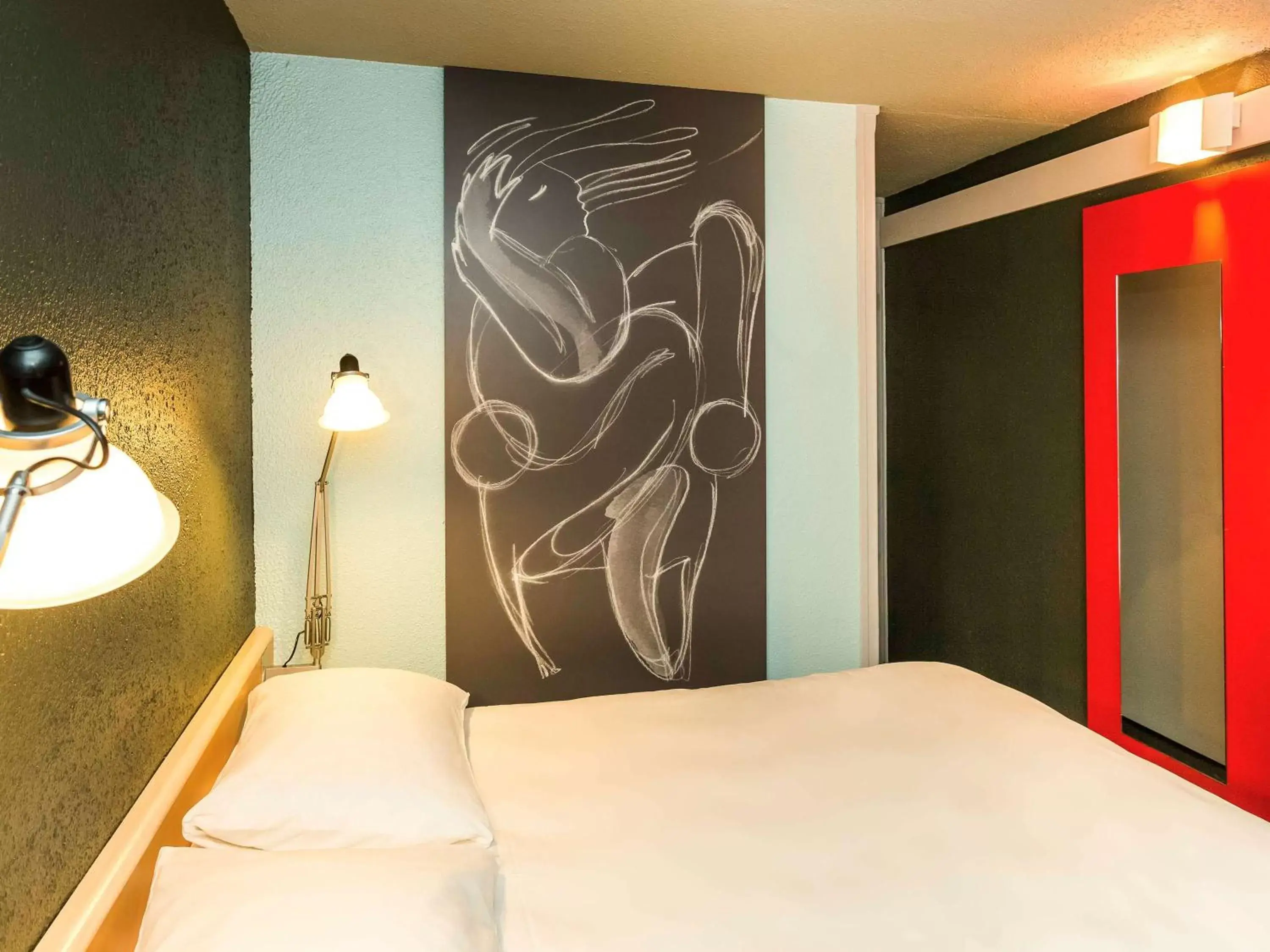 Photo of the whole room, Bed in ibis Lorient Centre Hôtelier Photo of the whole room, Bed in ibis Lorient Centre Hôtelier