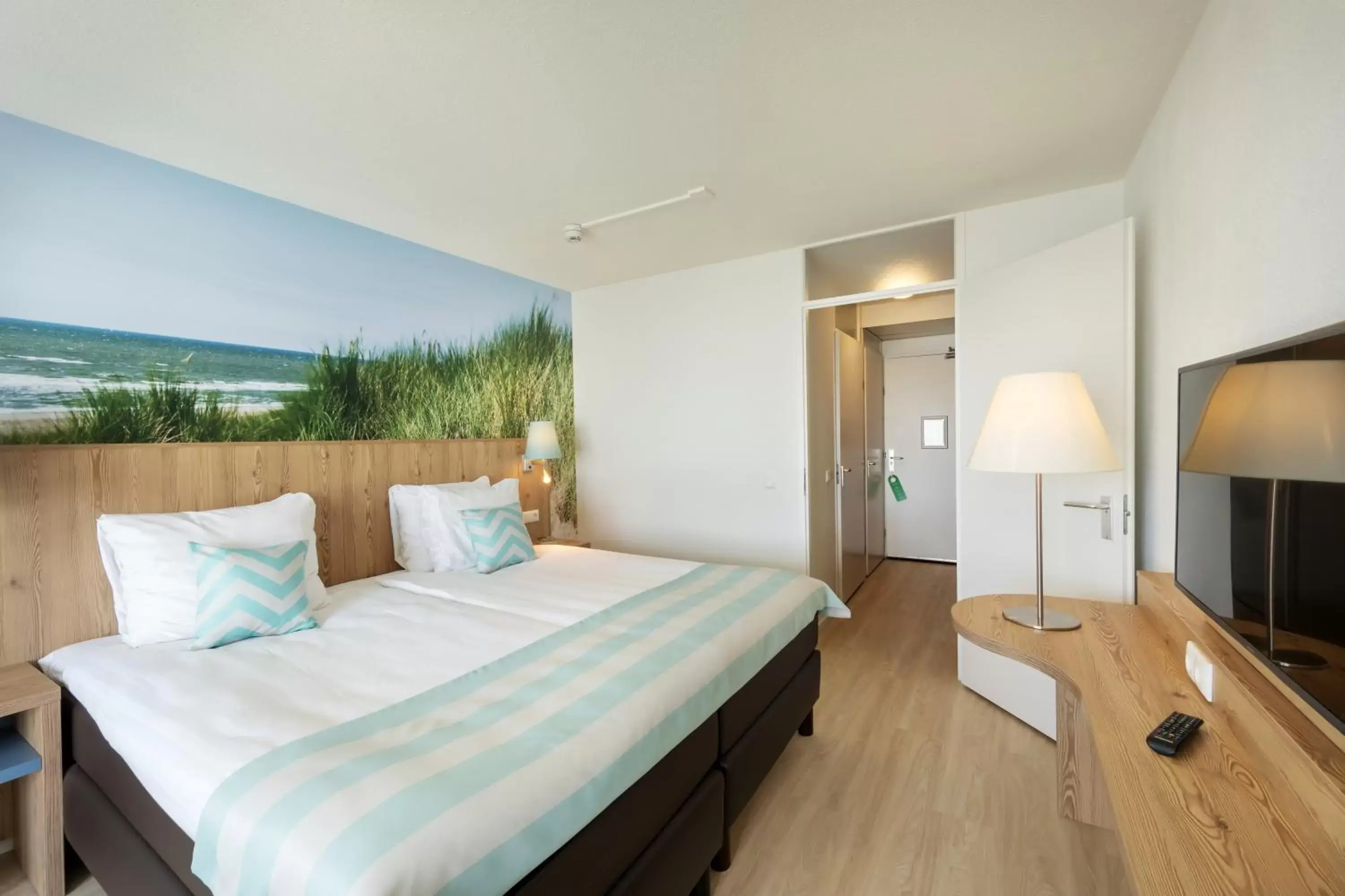 TV and multimedia, Bed in Beachhotel Zandvoort by Center Parcs