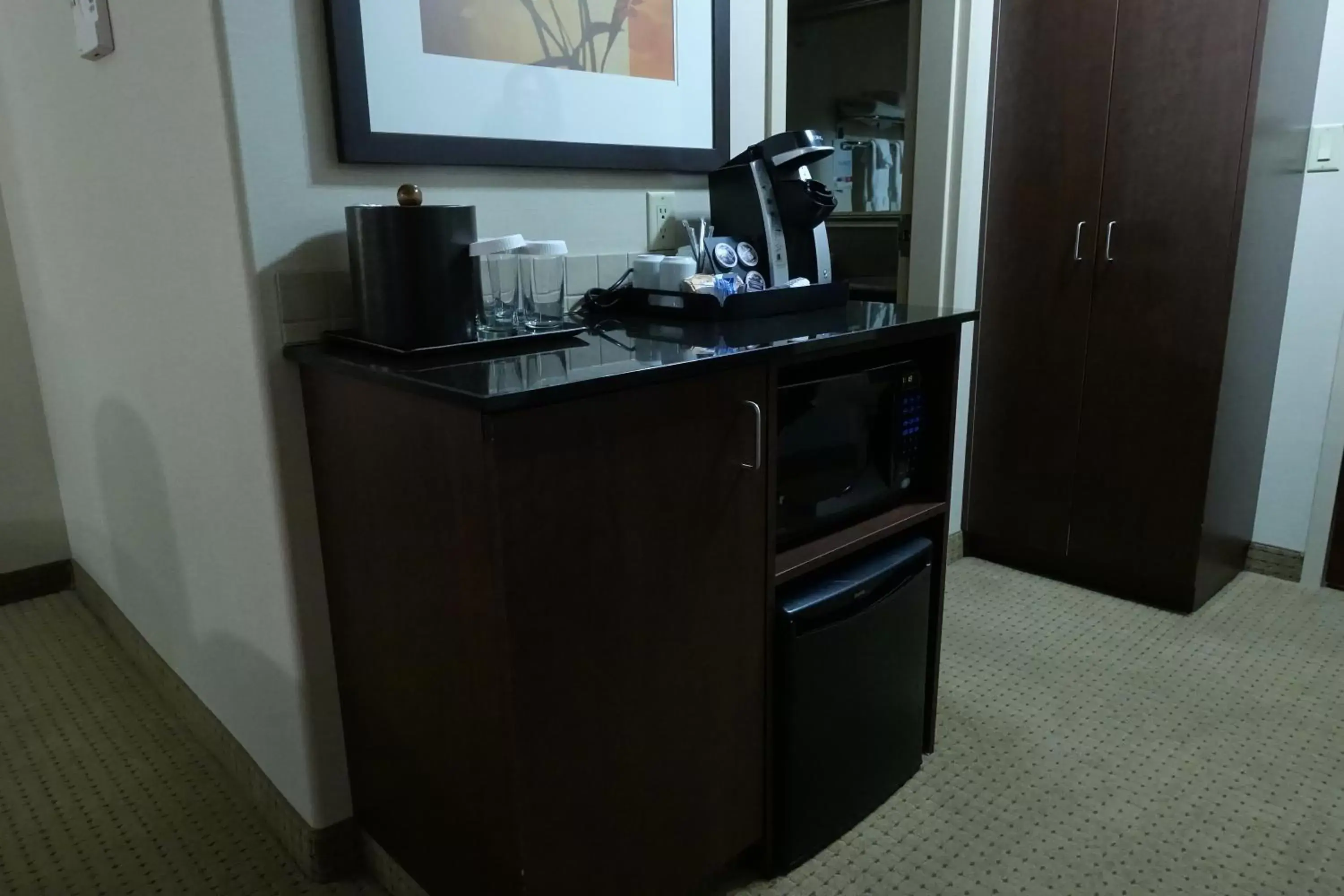 Coffee/tea facilities, Kitchen/Kitchenette in Ramada by Wyndham Weyburn