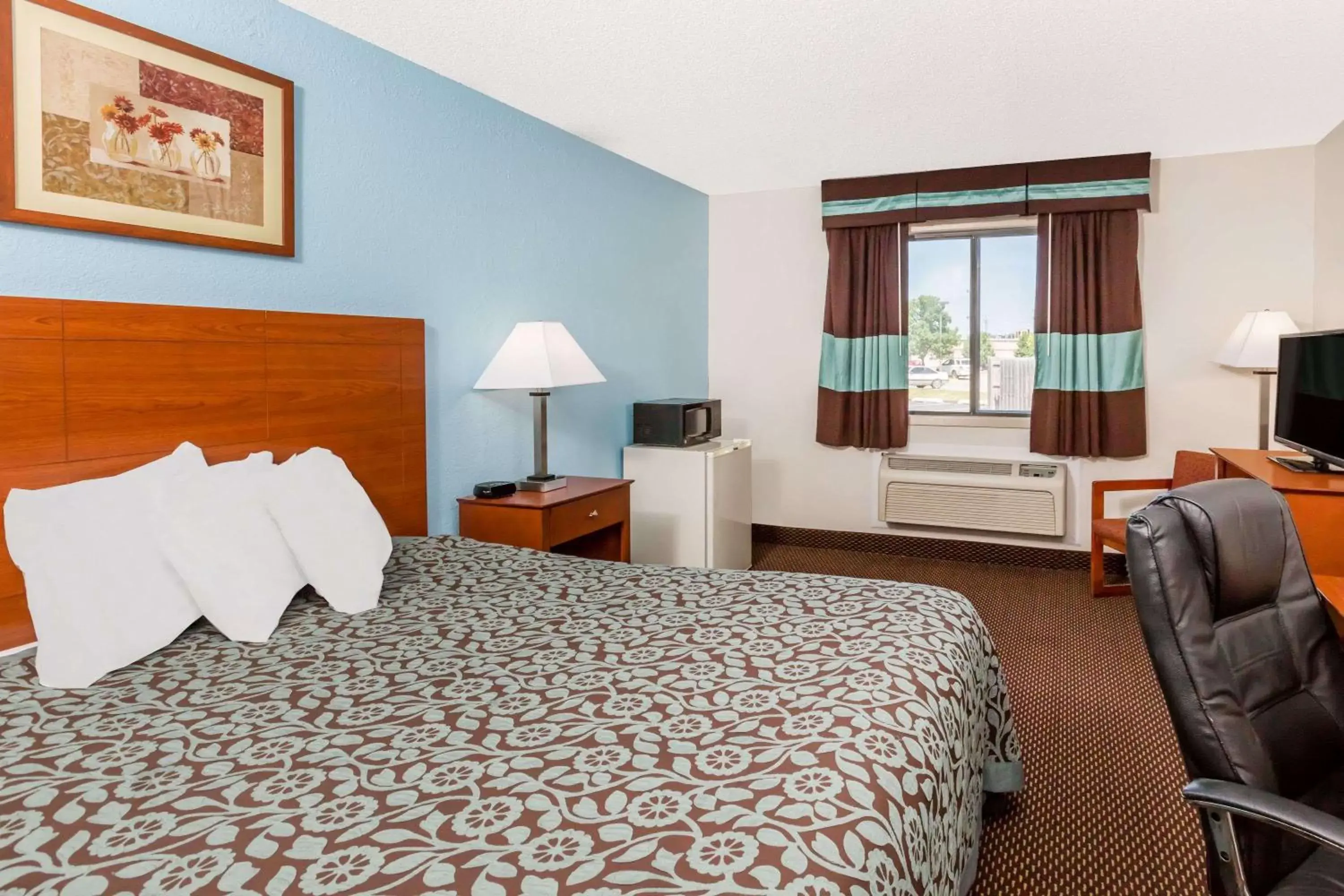Photo of the whole room, Bed in Days Inn by Wyndham Ankeny - Des Moines