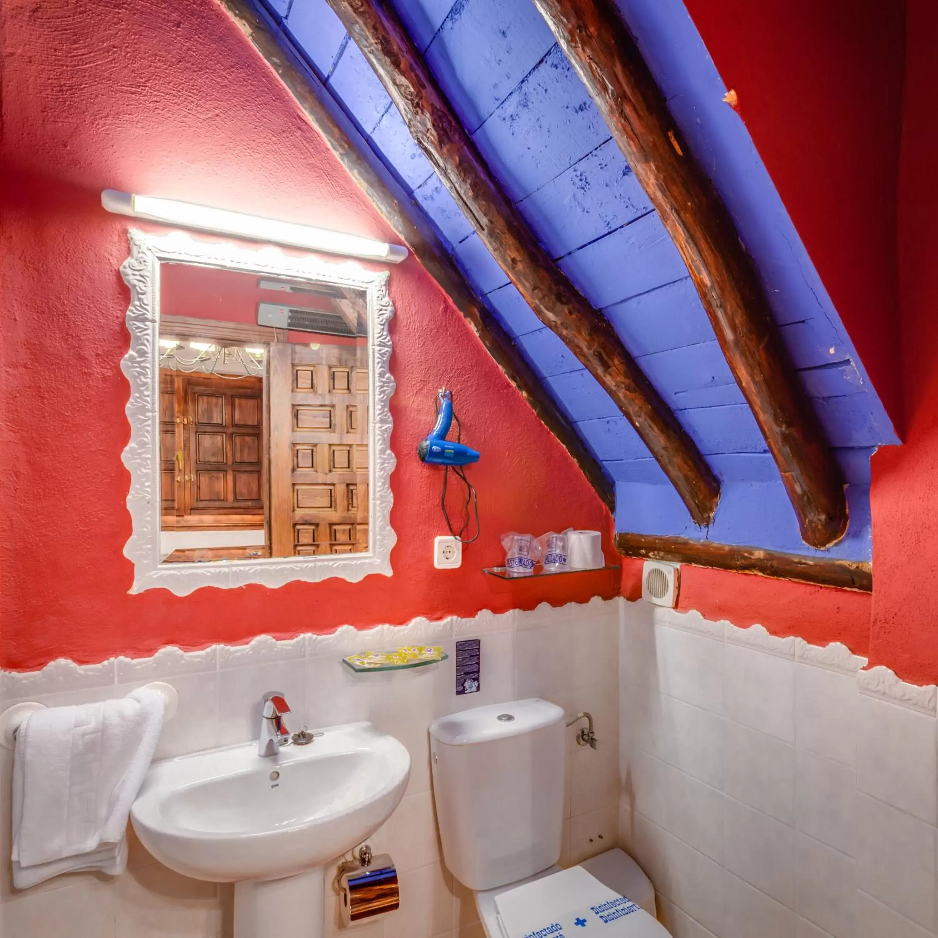 Photo of the whole room, Bathroom in Hotel Rural Huerta del Laurel
