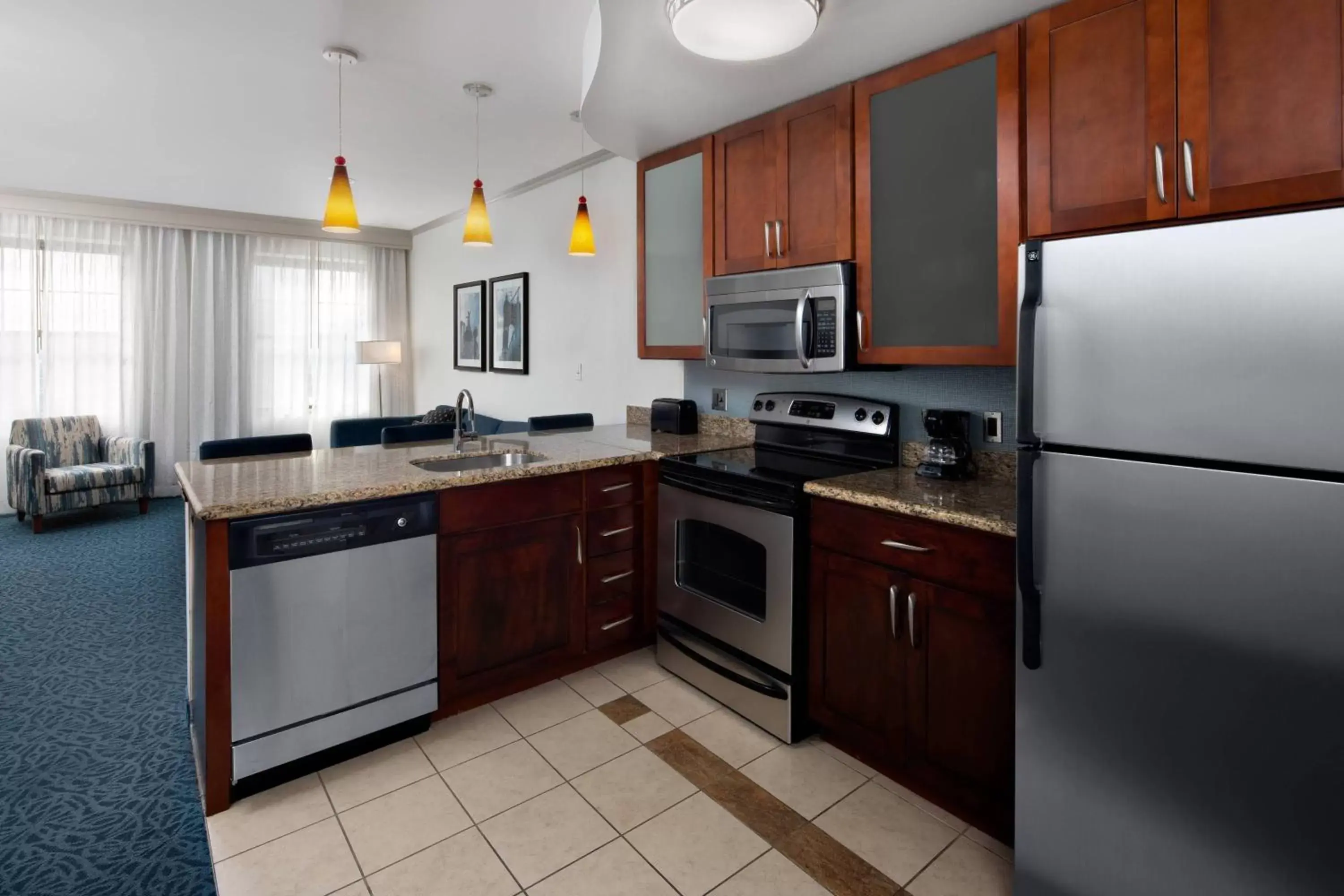 Bedroom, Kitchen/Kitchenette in Residence Inn by Marriott Cincinnati Downtown/The Phelps