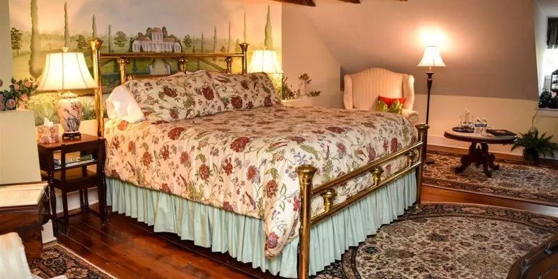 Bed in The Richard Johnston Inn & 1890 Caroline House