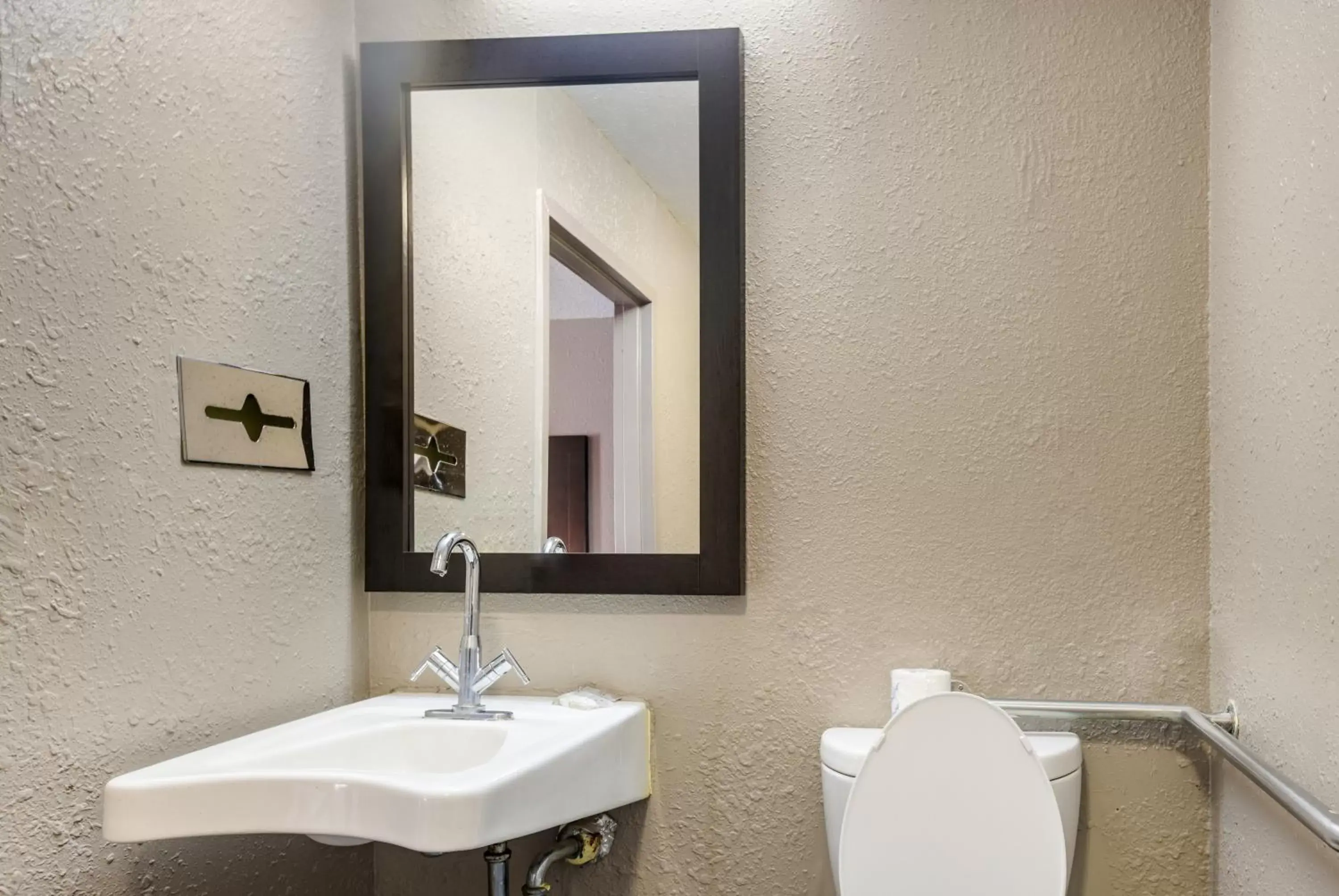 Bathroom in Red Roof Inn Savannah – Southside/Midtown