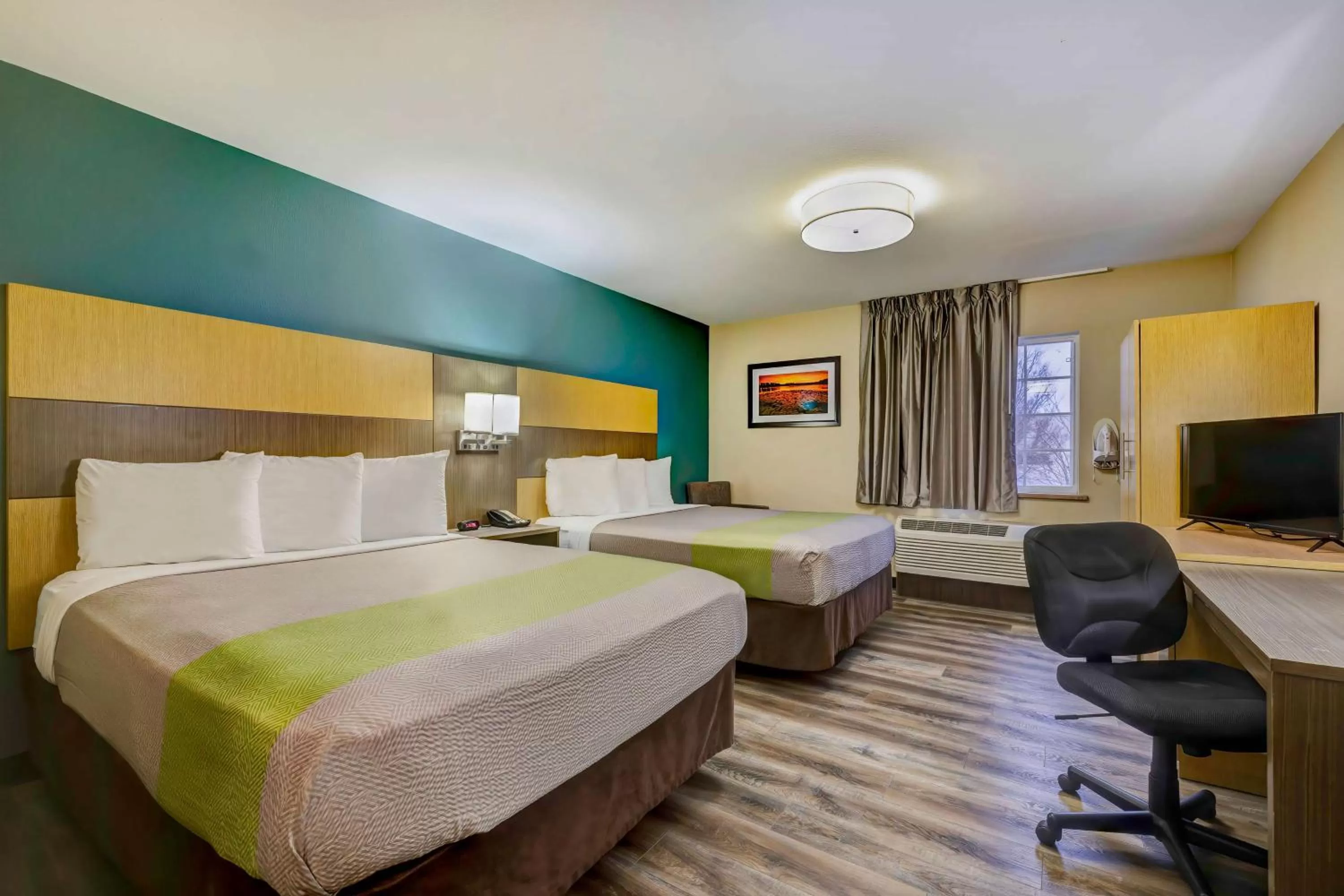 Photo of the whole room, Bed in Studio 6 Lenexa - Overland Park