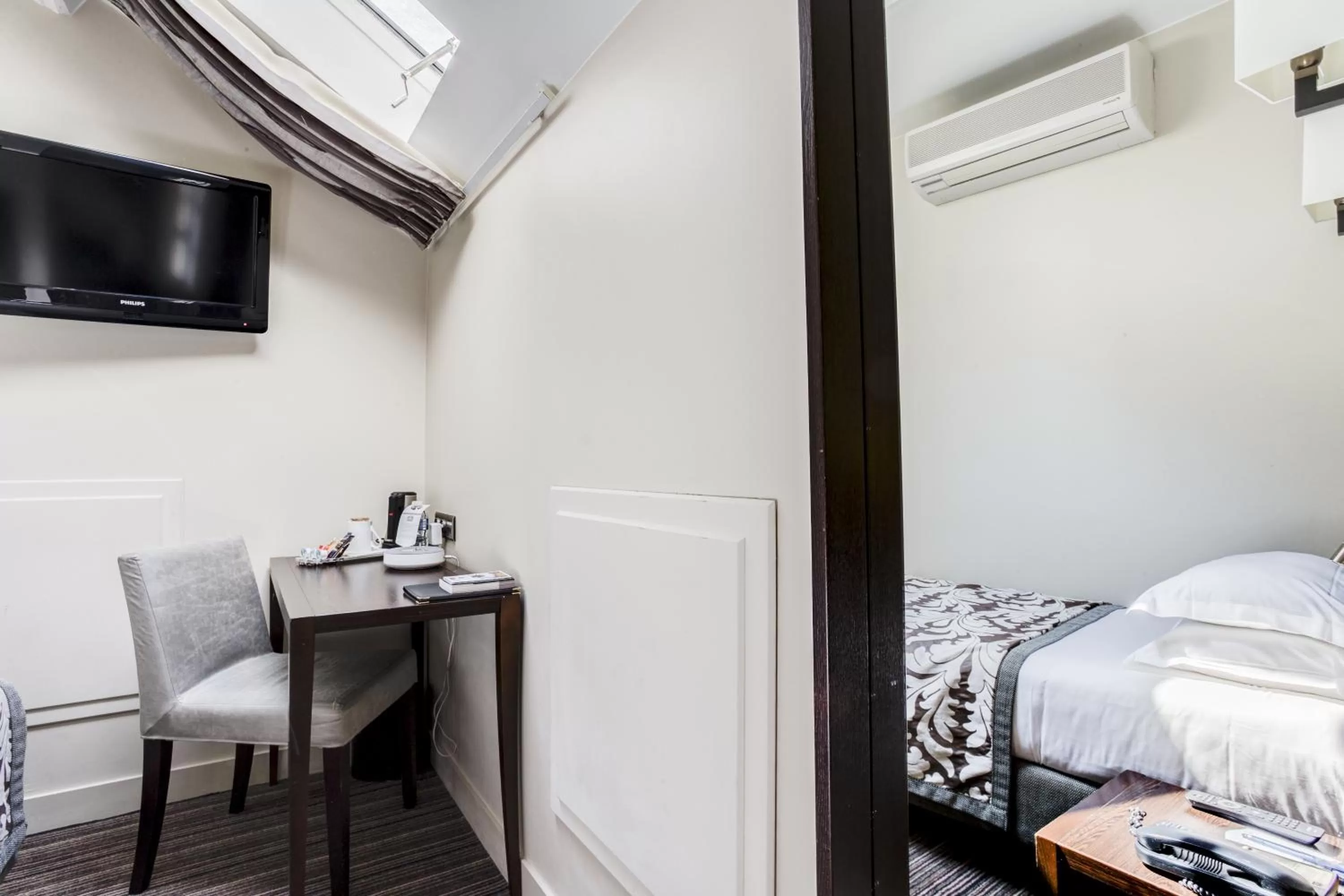 Bed in Hôtel Paris Louvre Opéra