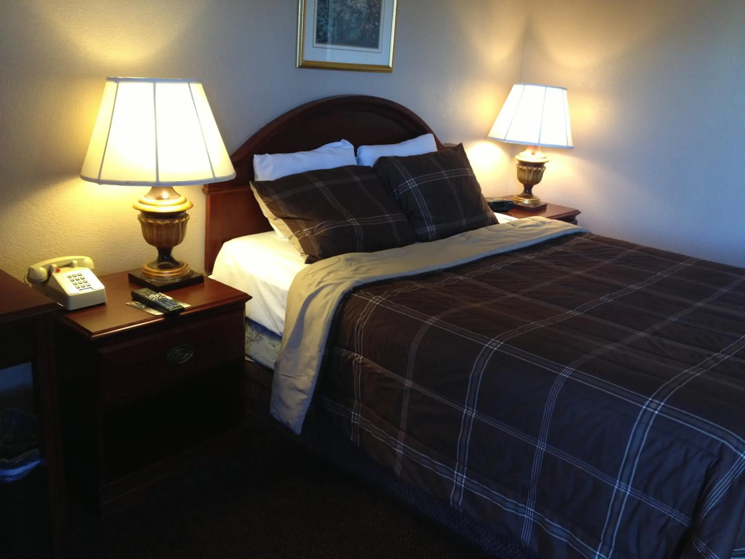 Bed in Park Avenue Inn & Suites