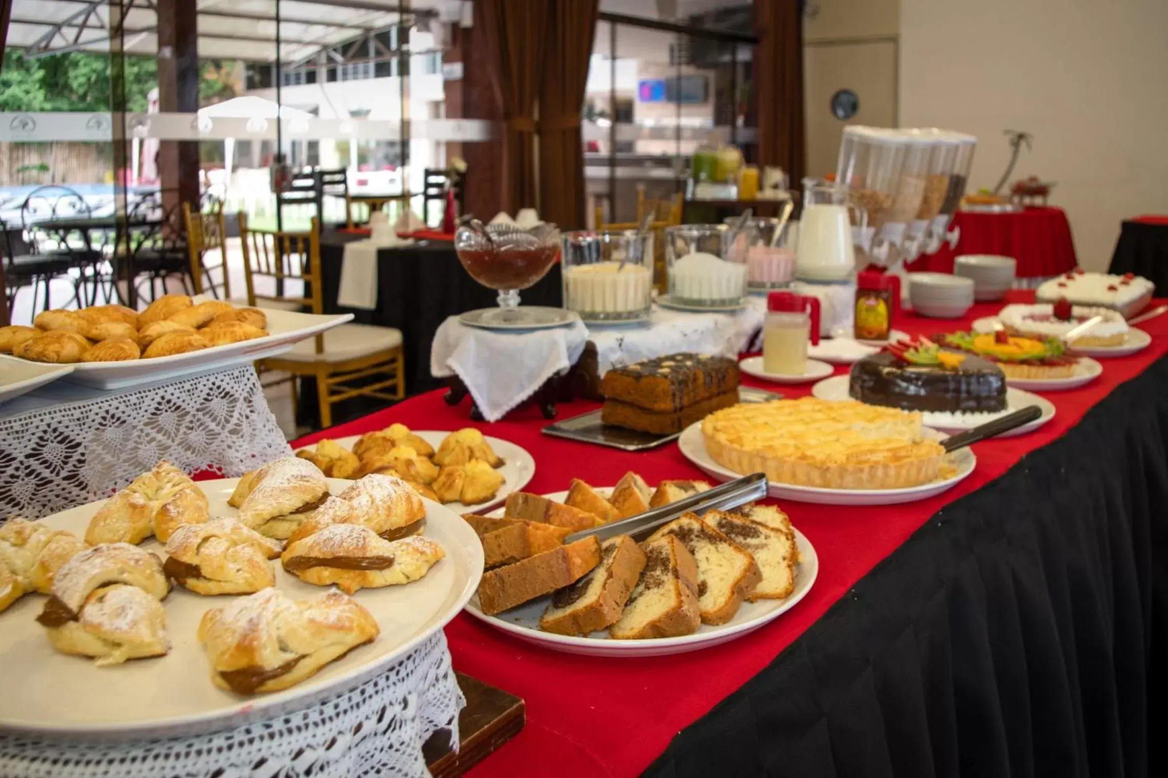 Buffet breakfast in Hotel Los Ceibos