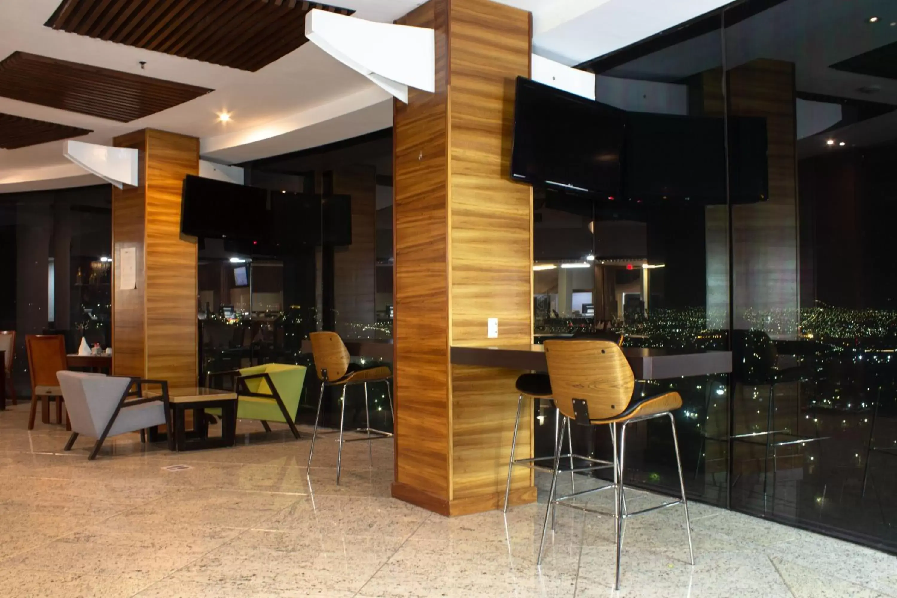 Lounge or bar, Restaurant/Places to Eat in Holiday Inn Queretaro Zona Diamante, an IHG Hotel