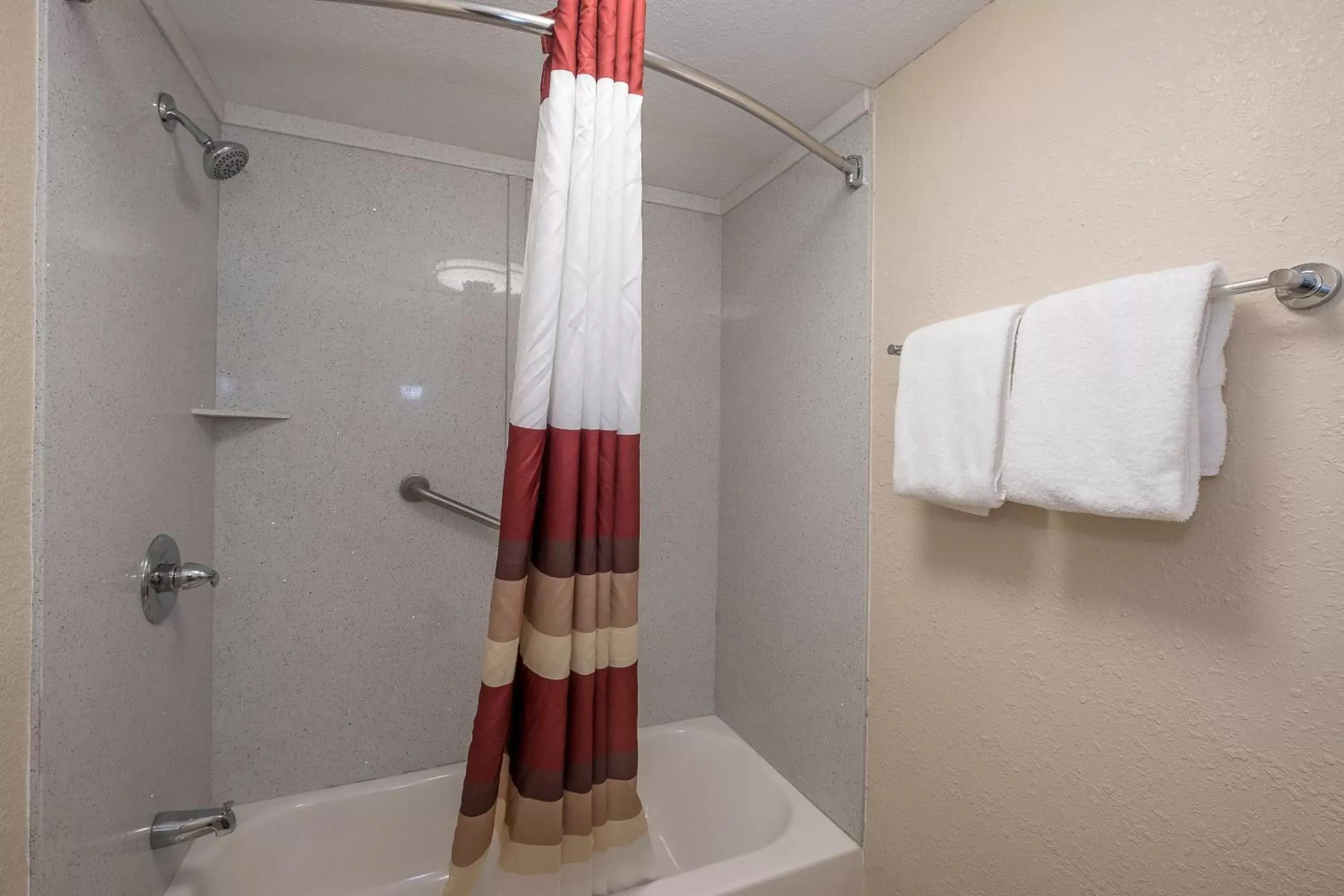 Bathroom, Banquet Facilities in Red Roof Inn PLUS+ & Suites Knoxville West - Cedar Bluff