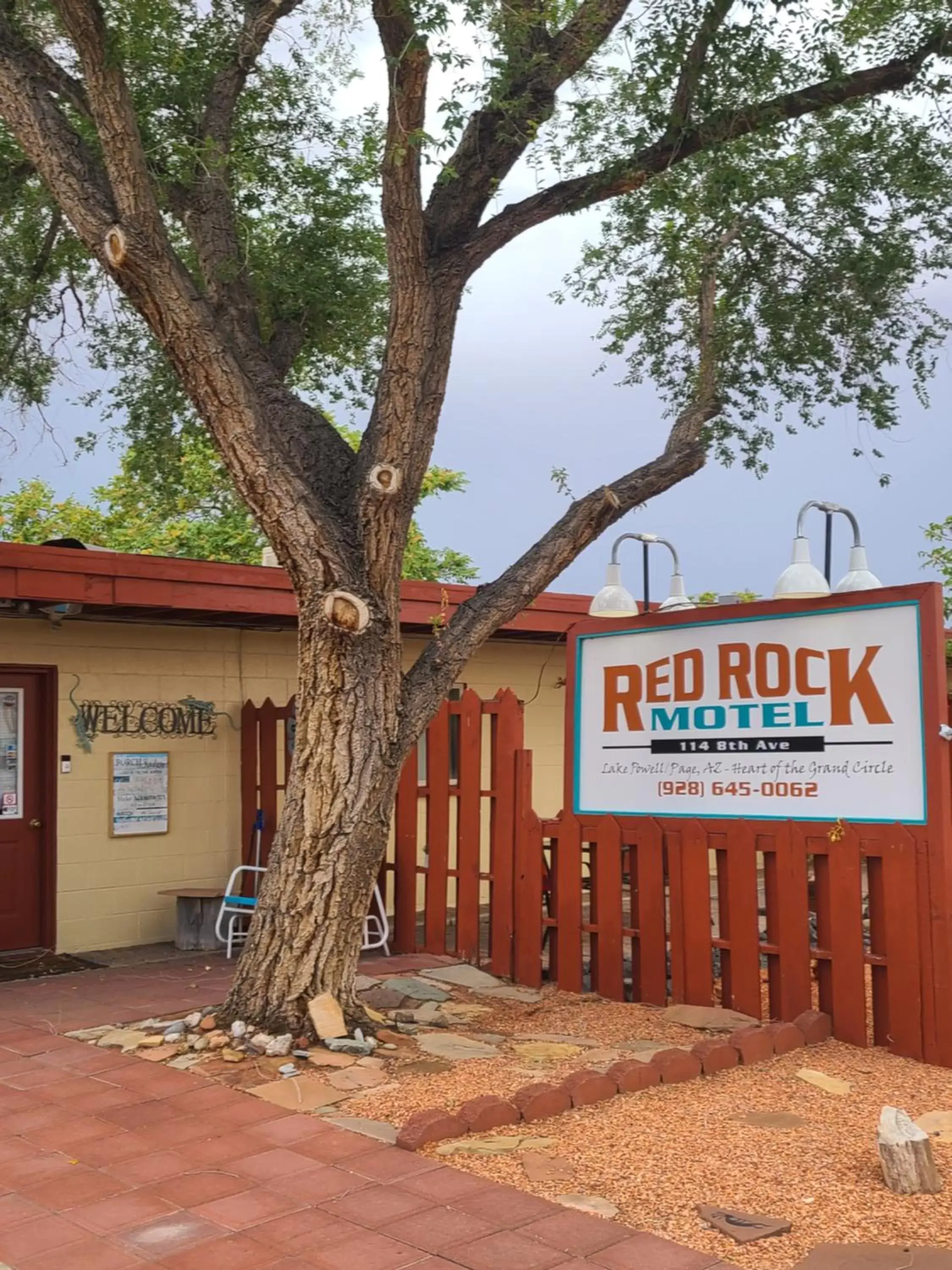 Property building, Property Logo/Sign in Red Rock Motel