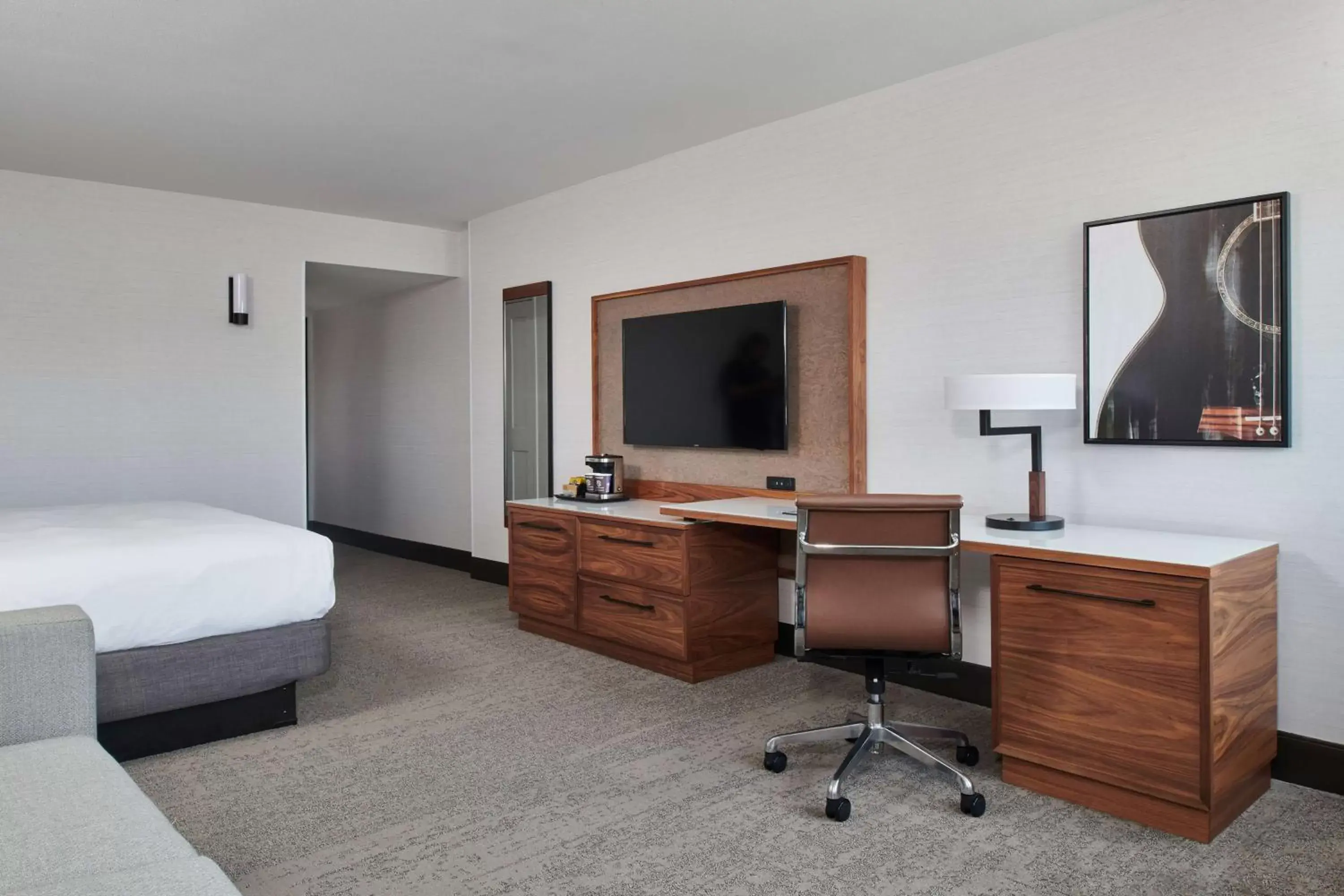 Bed, TV/Entertainment Center in Doubletree By Hilton Fullerton