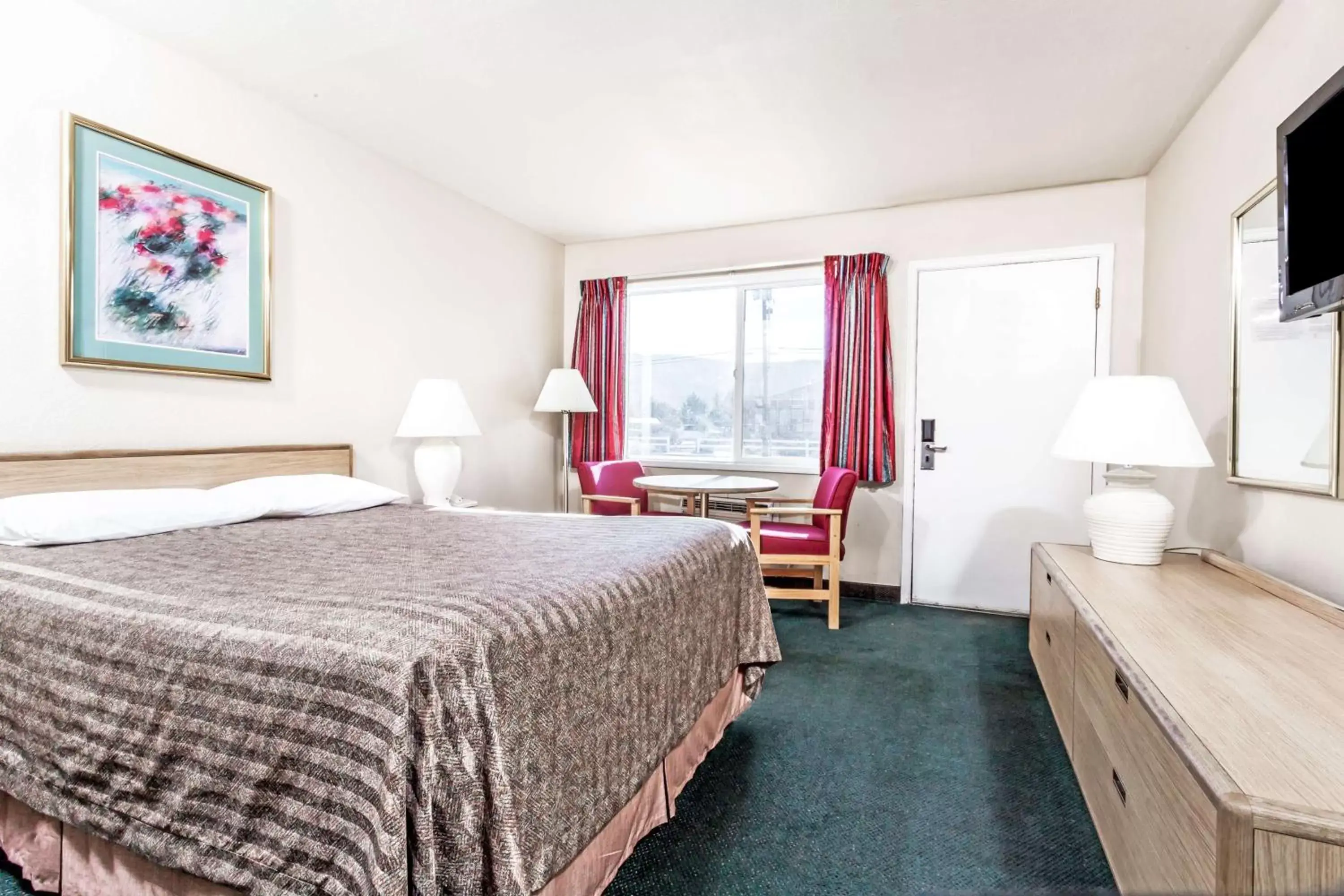 King Room - Non-Smoking in Travelodge by Wyndham La Grande King Room - Non-Smoking in Travelodge by Wyndham La Grande