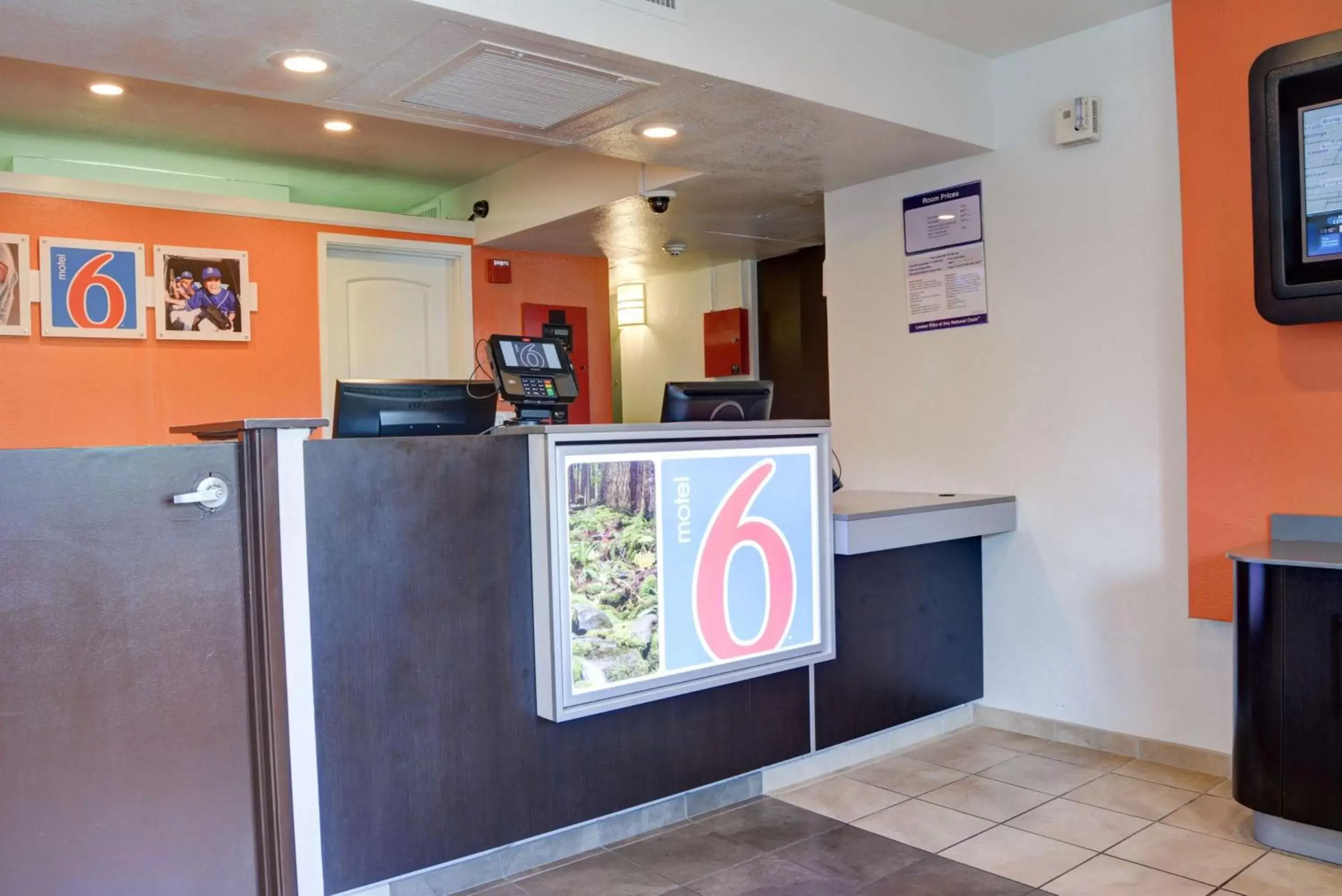 Lobby or reception, Lobby/Reception in Motel 6-Springfield, OR - Eugene North