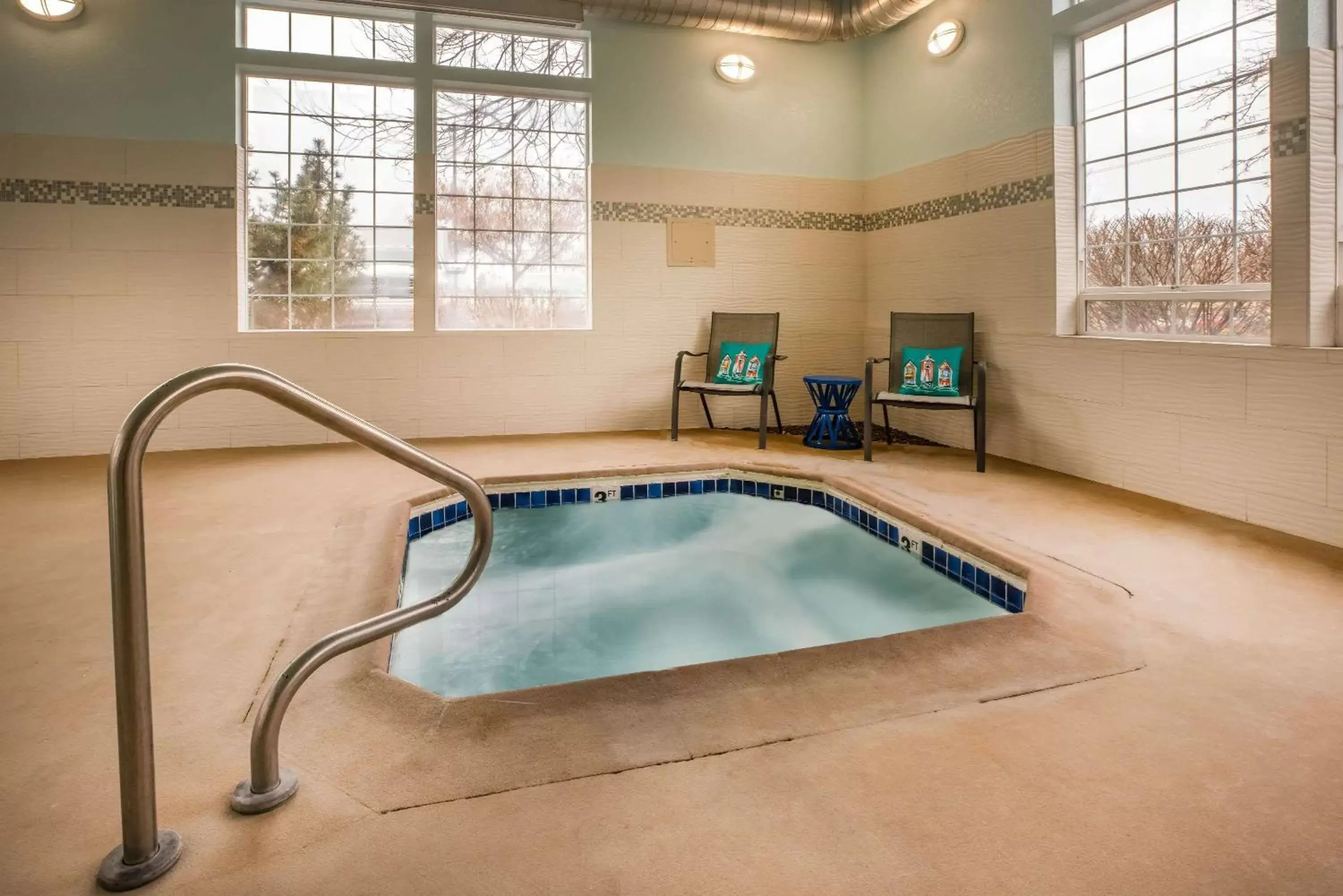 Hot Tub, Swimming Pool in La Quinta Inn by Wyndham Bend