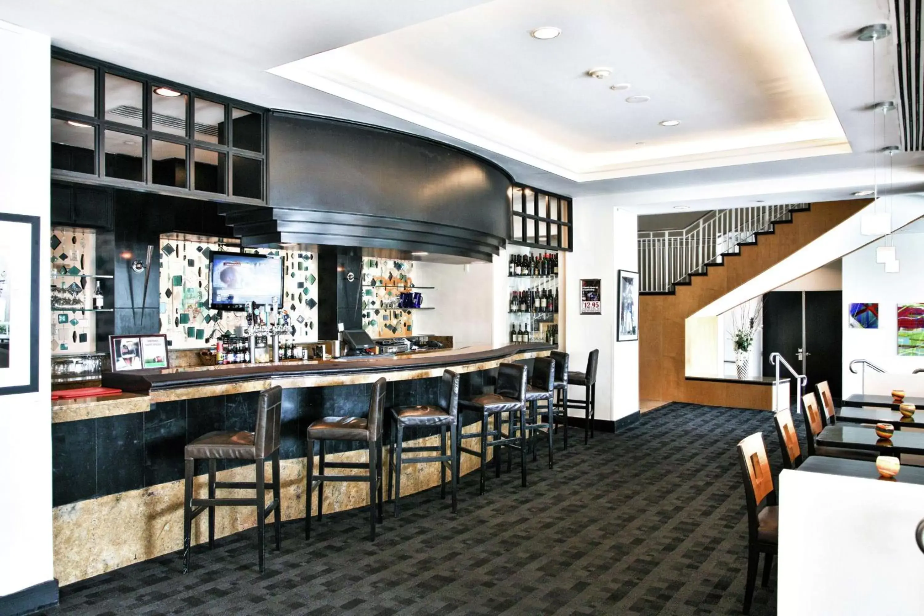Lounge or bar, Lounge/Bar in GALLERYone - a DoubleTree Suites by Hilton Hotel