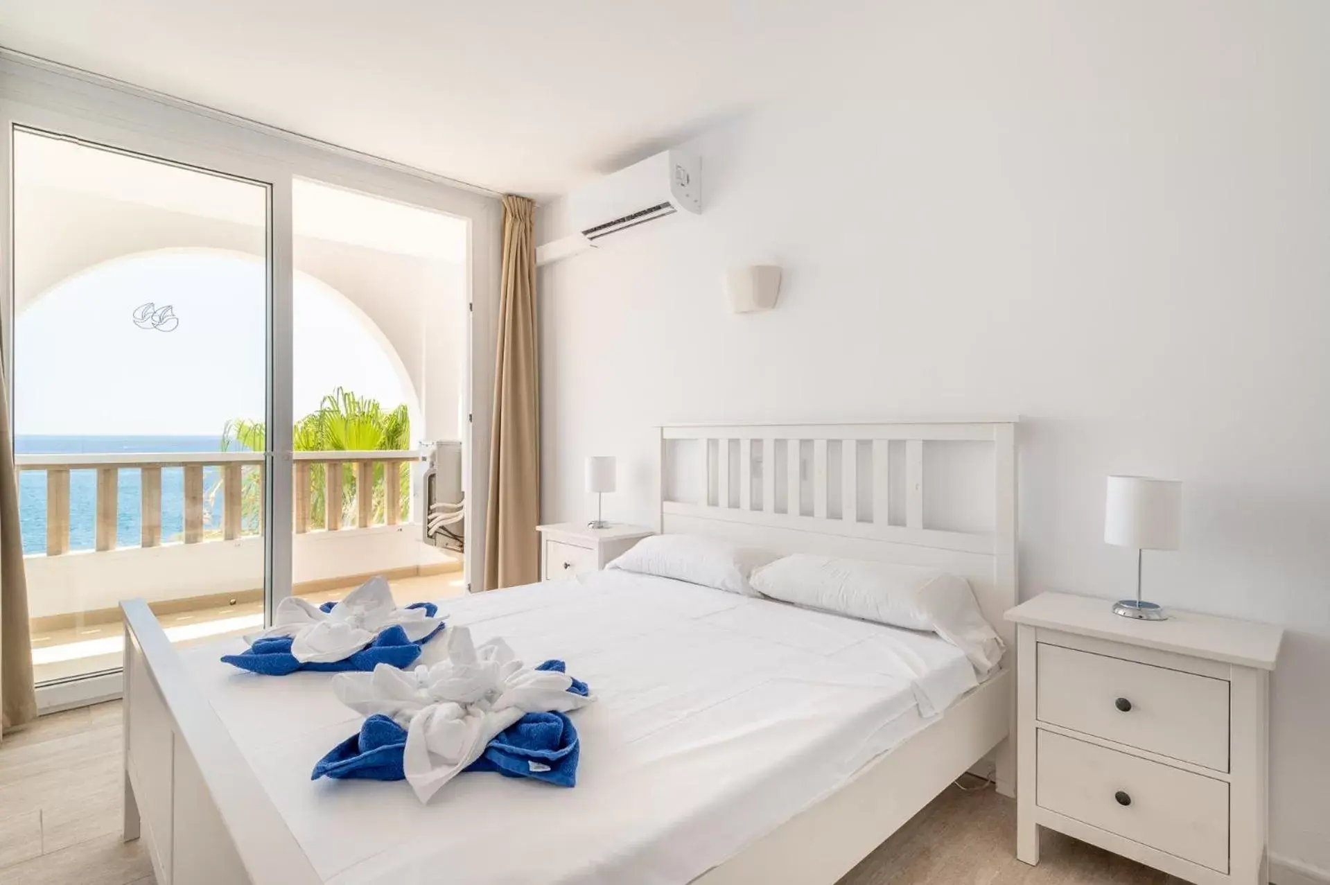 Bed in Orange Colom - Seaside Apartments