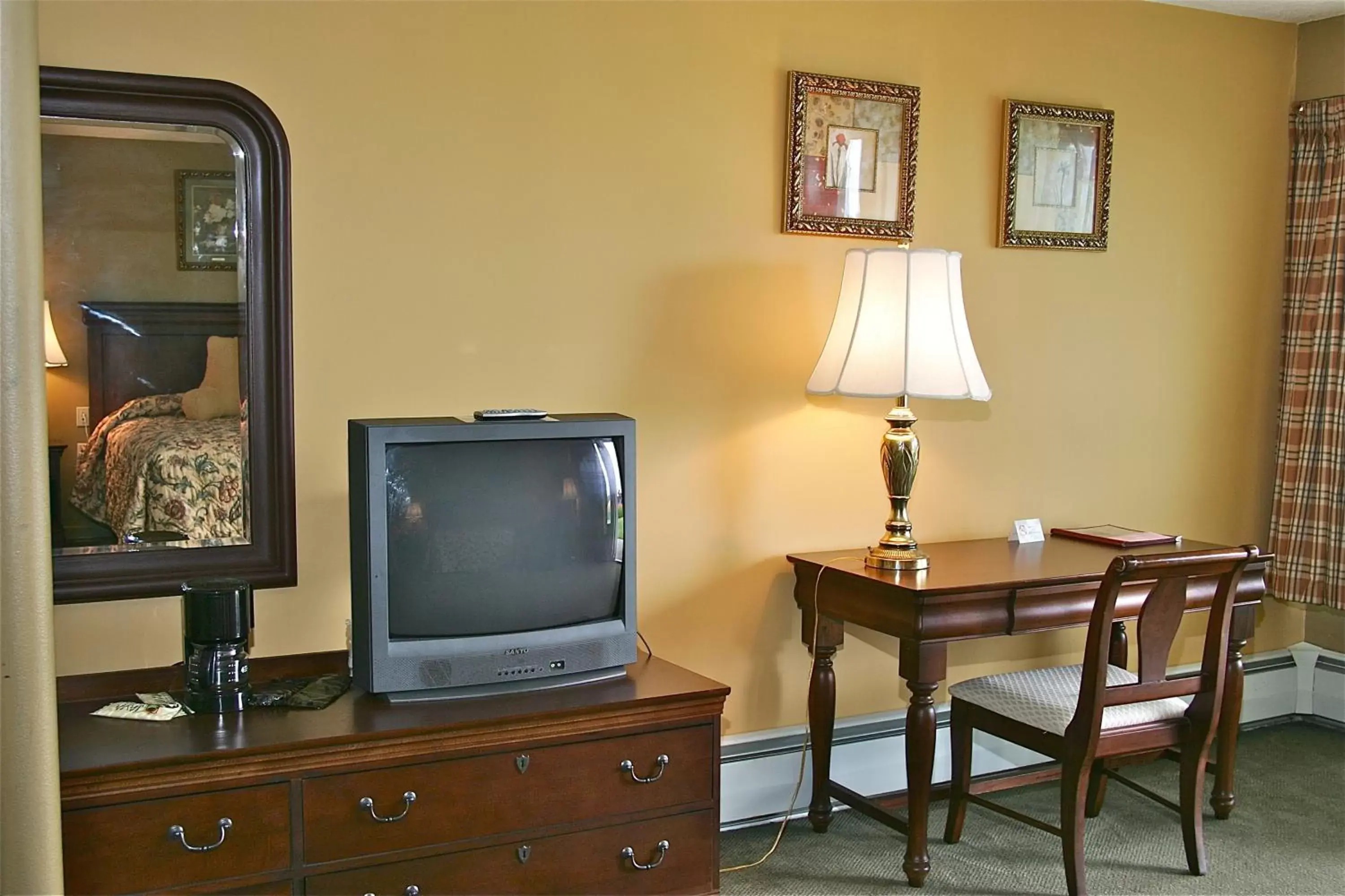 Photo of the whole room, TV/Entertainment Center in Stone Fence Resort