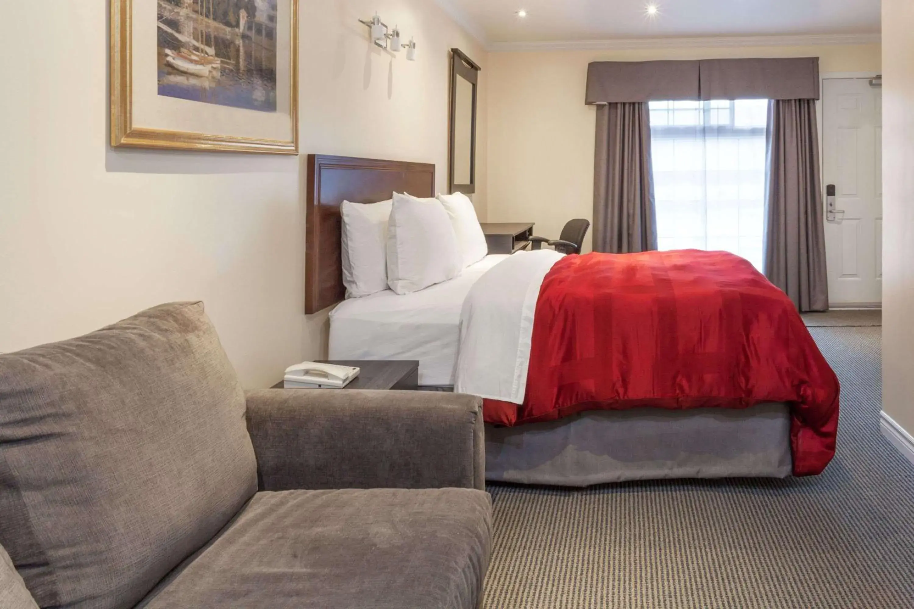 Photo of the whole room, Bed in Knights Inn Kingston Photo of the whole room, Bed in Knights Inn Kingston