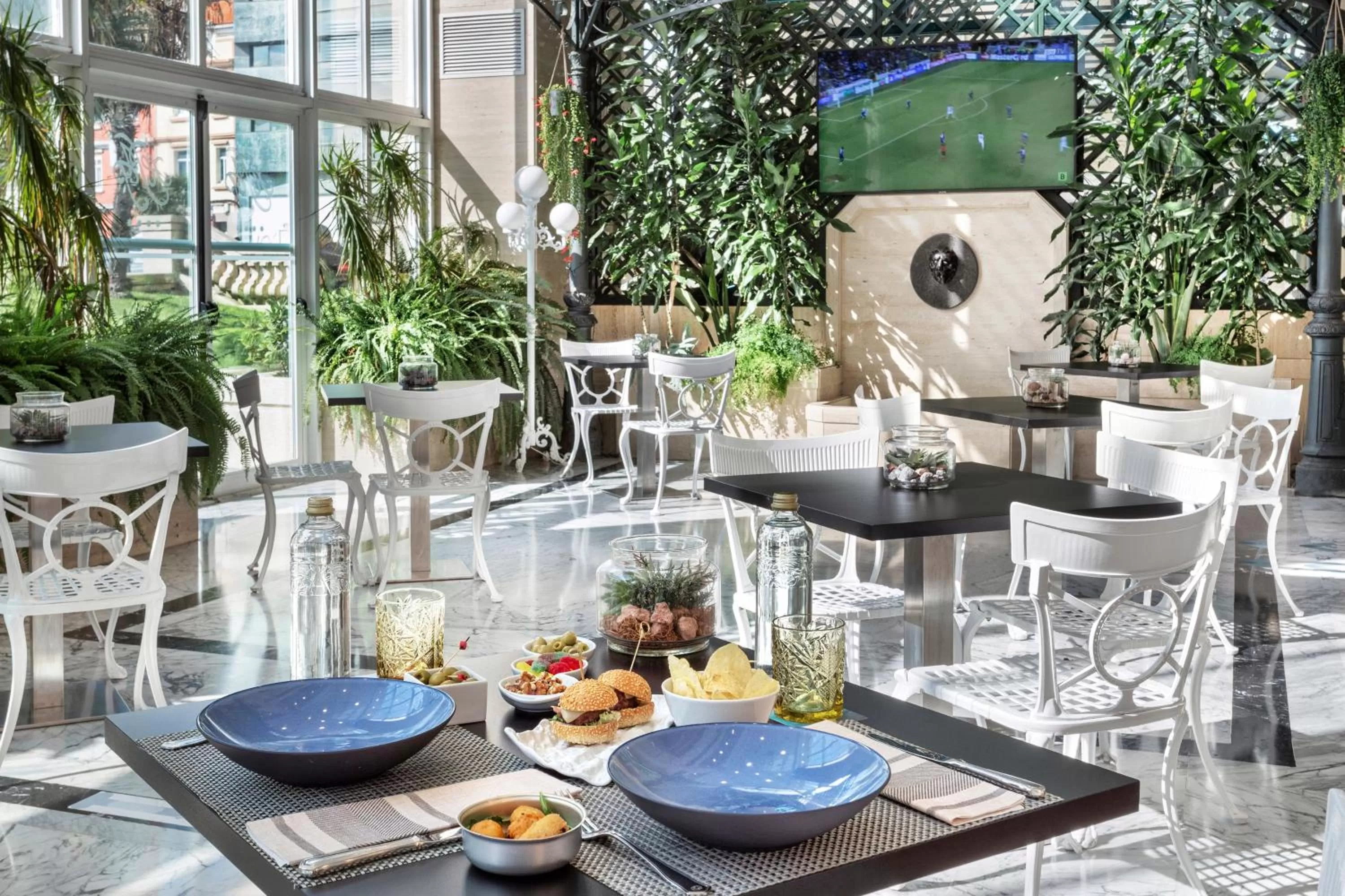 Restaurant/places to eat in Melia Maria Pita