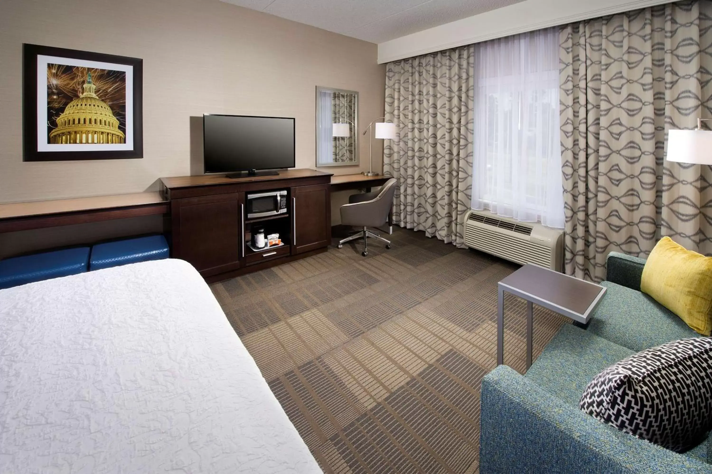 Bed, Seating Area in Hampton Inn & Suites Falls Church