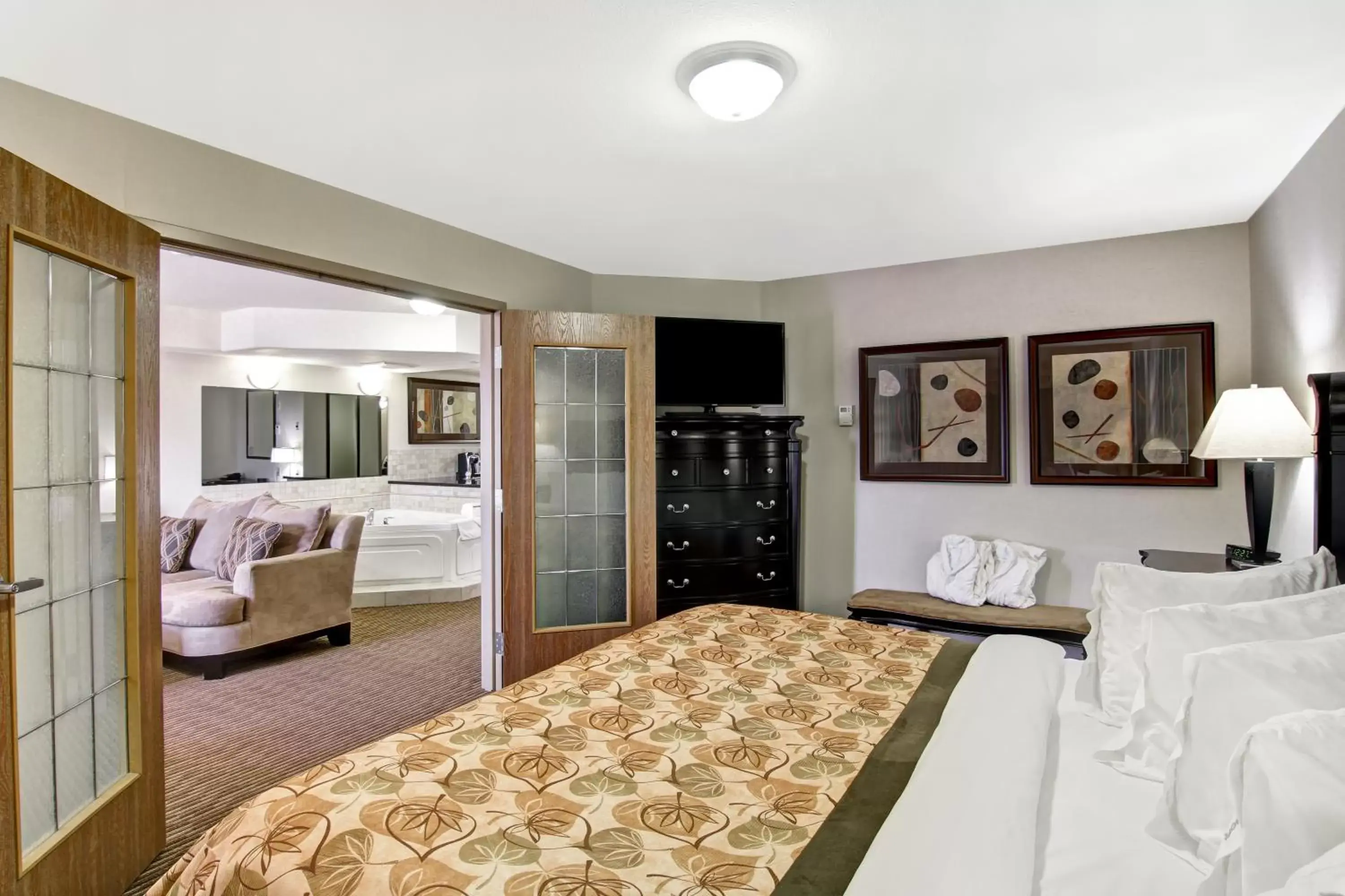 Business King Room with Spa Bath in Coast Weyburn Hotel Business King Room with Spa Bath in Coast Weyburn Hotel