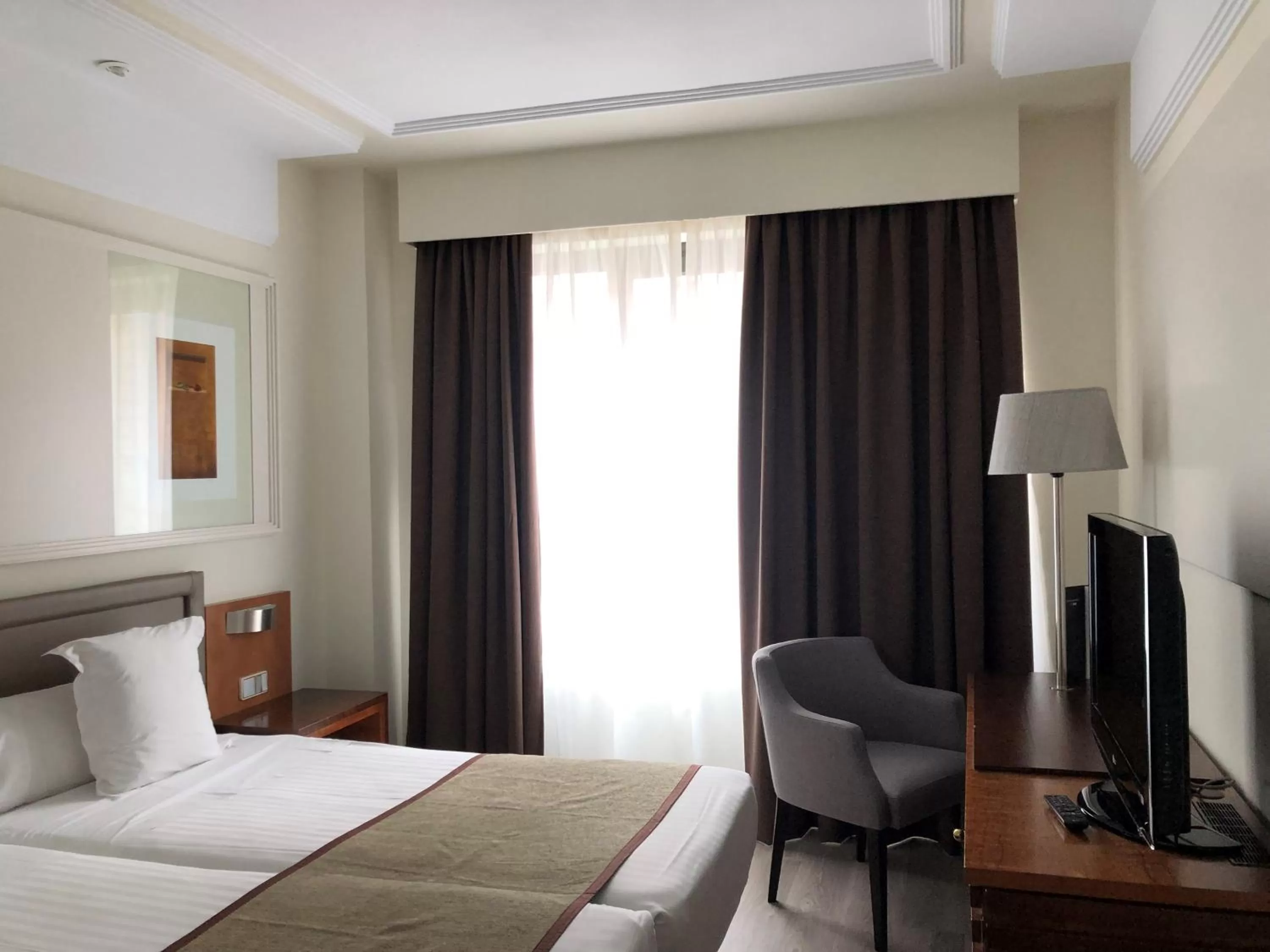 Communal lounge/ TV room, Bed in Hotel Olid