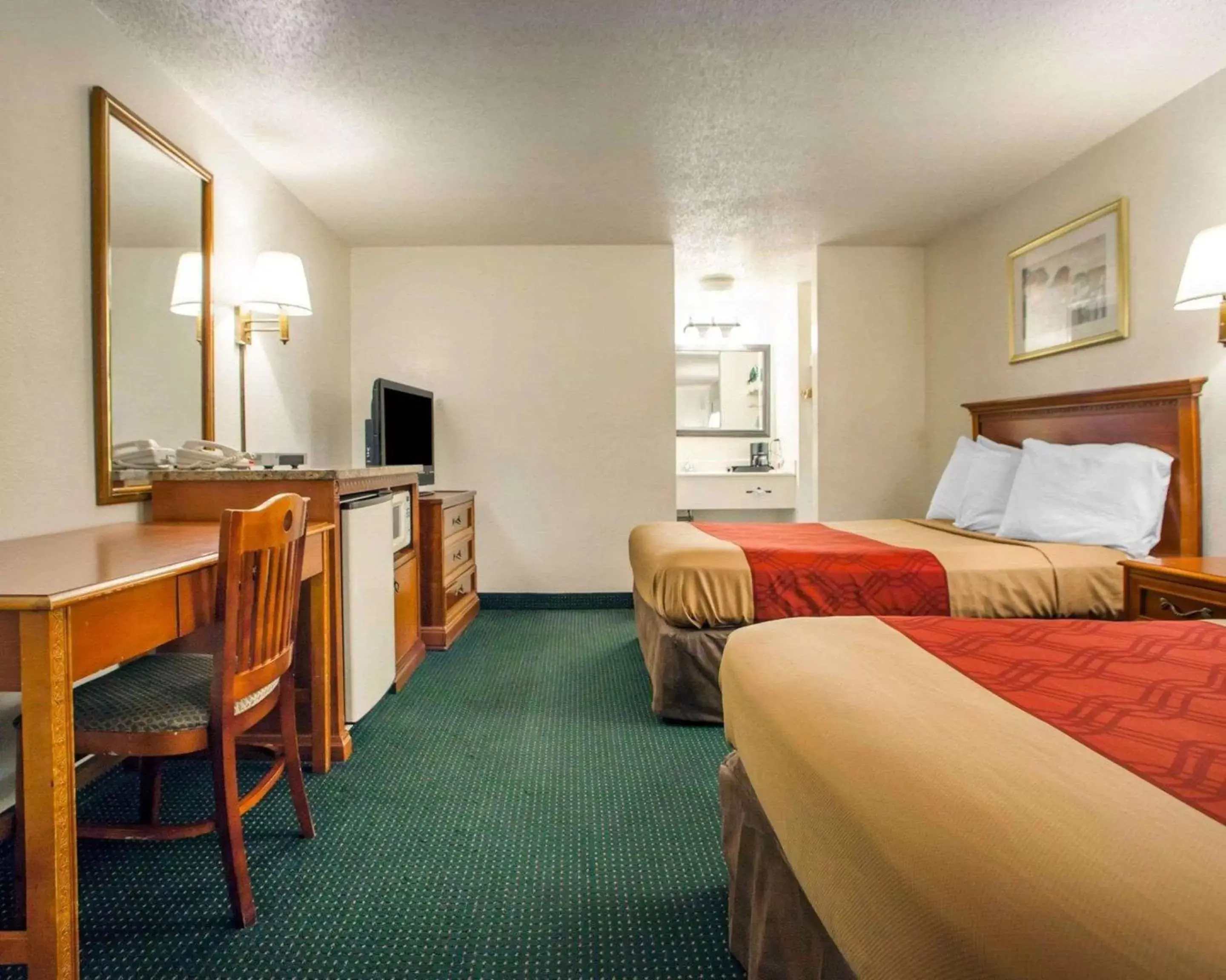 Photo of the whole room, Bed in Econo Lodge Photo of the whole room, Bed in Econo Lodge