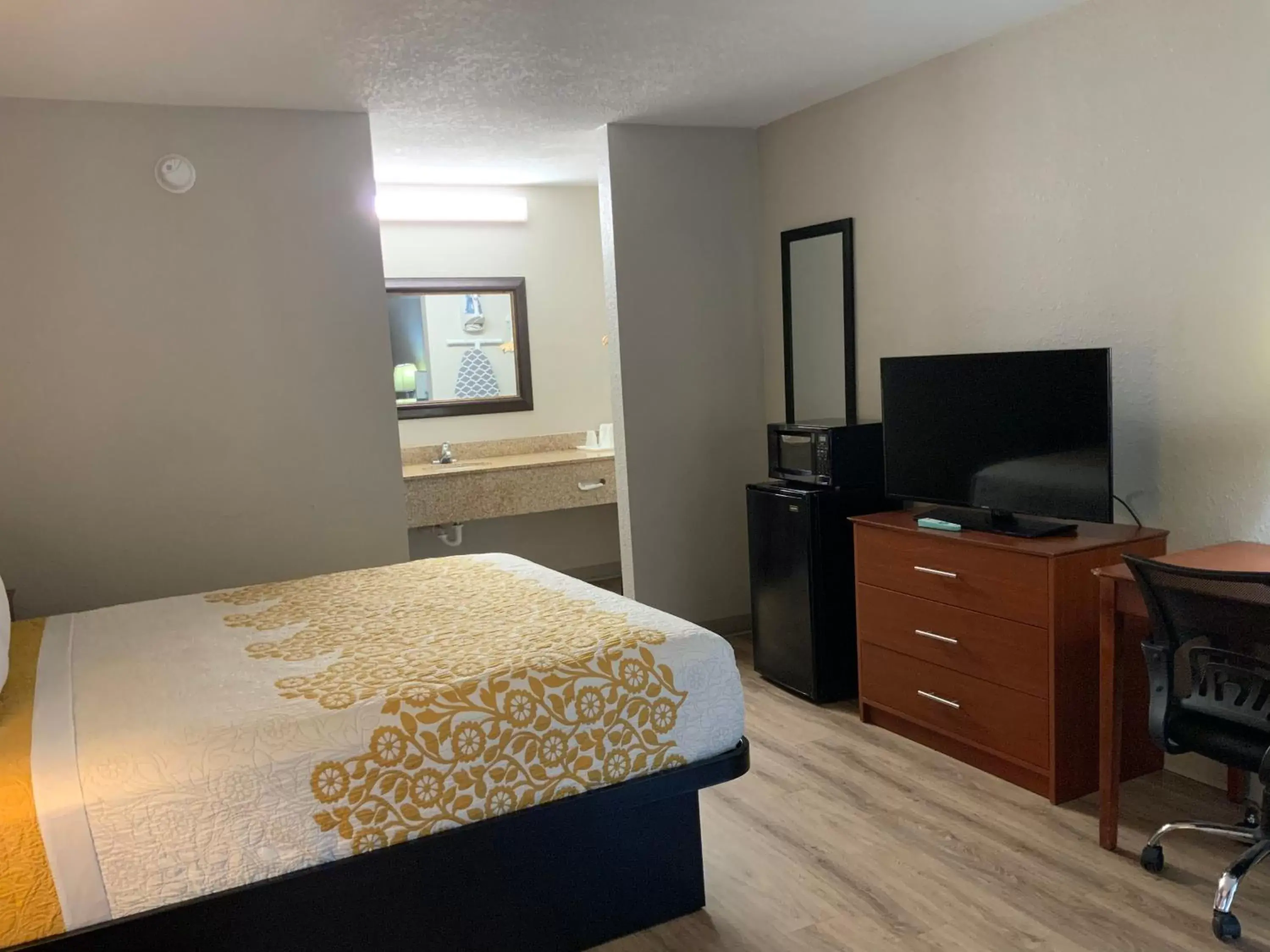 TV and multimedia, TV/Entertainment Center in Days Inn by Wyndham Lake City I-10