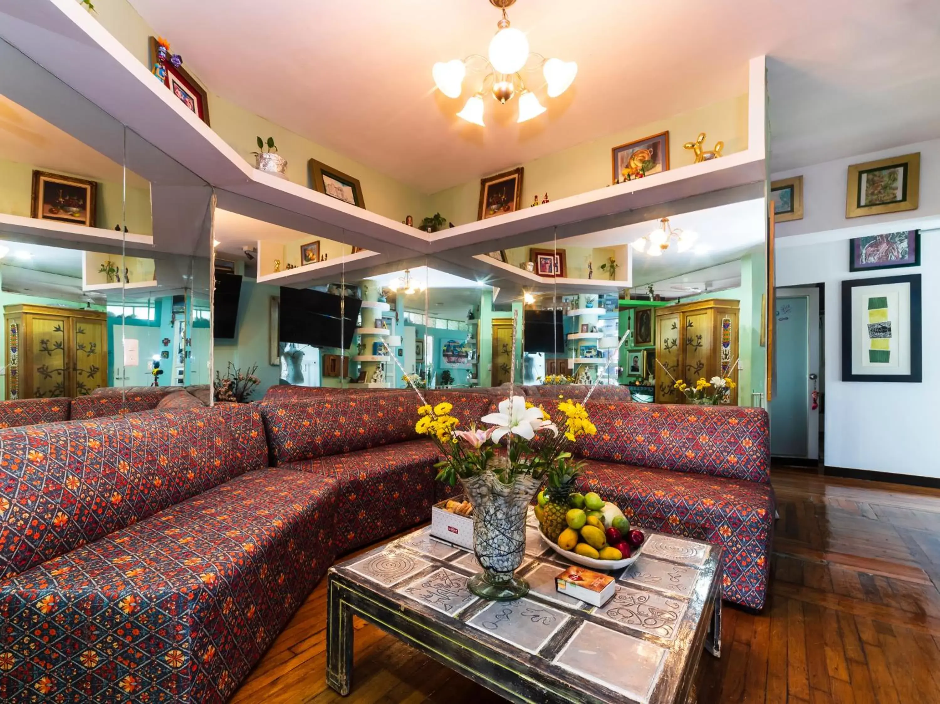 Communal lounge/ TV room, Lobby/Reception in Casa ITZAE B&B- Lincoln Park