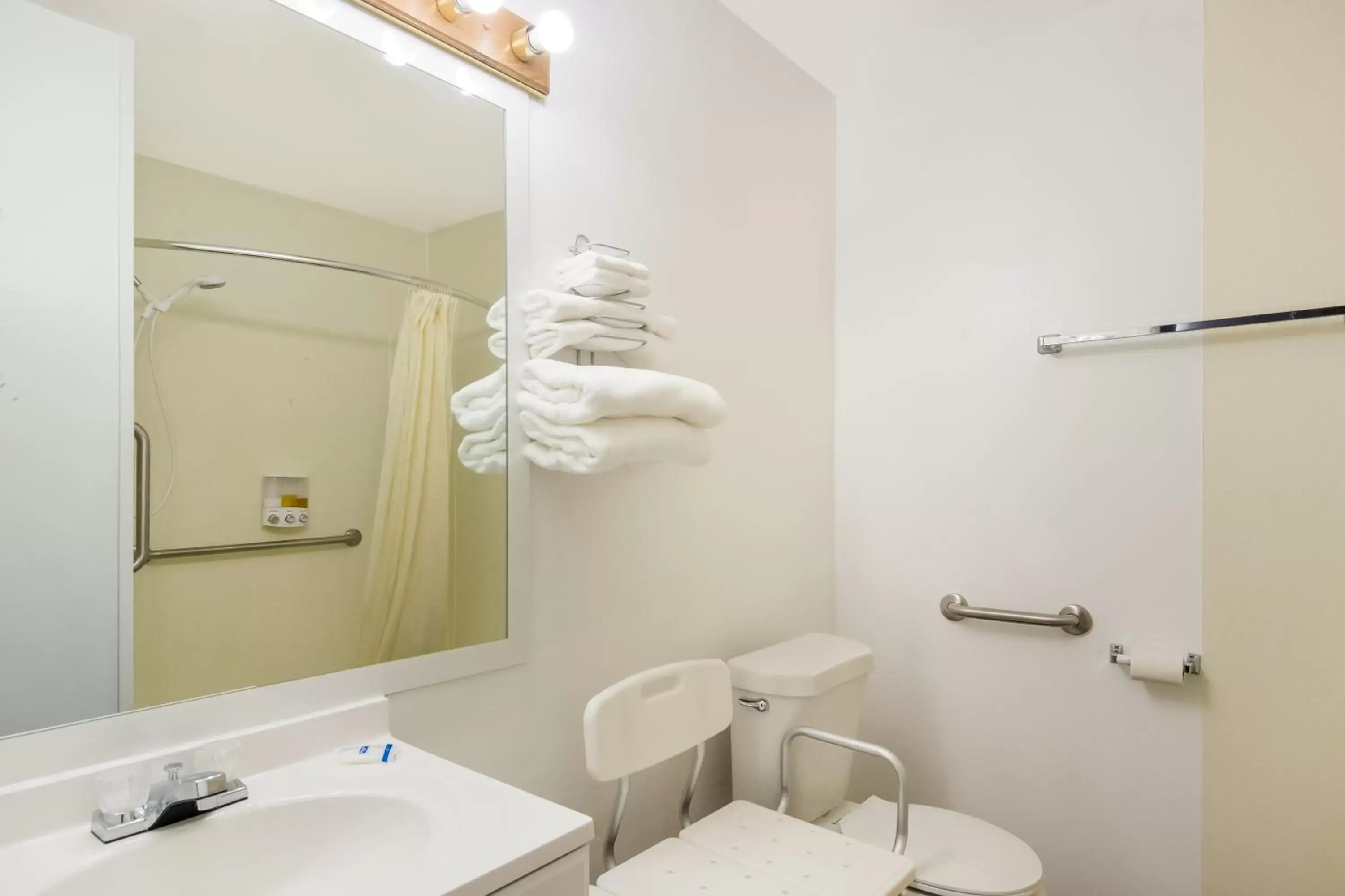 Shower, Bathroom in Rodeway Inn & Suites Sidney Historic Downtown I-80