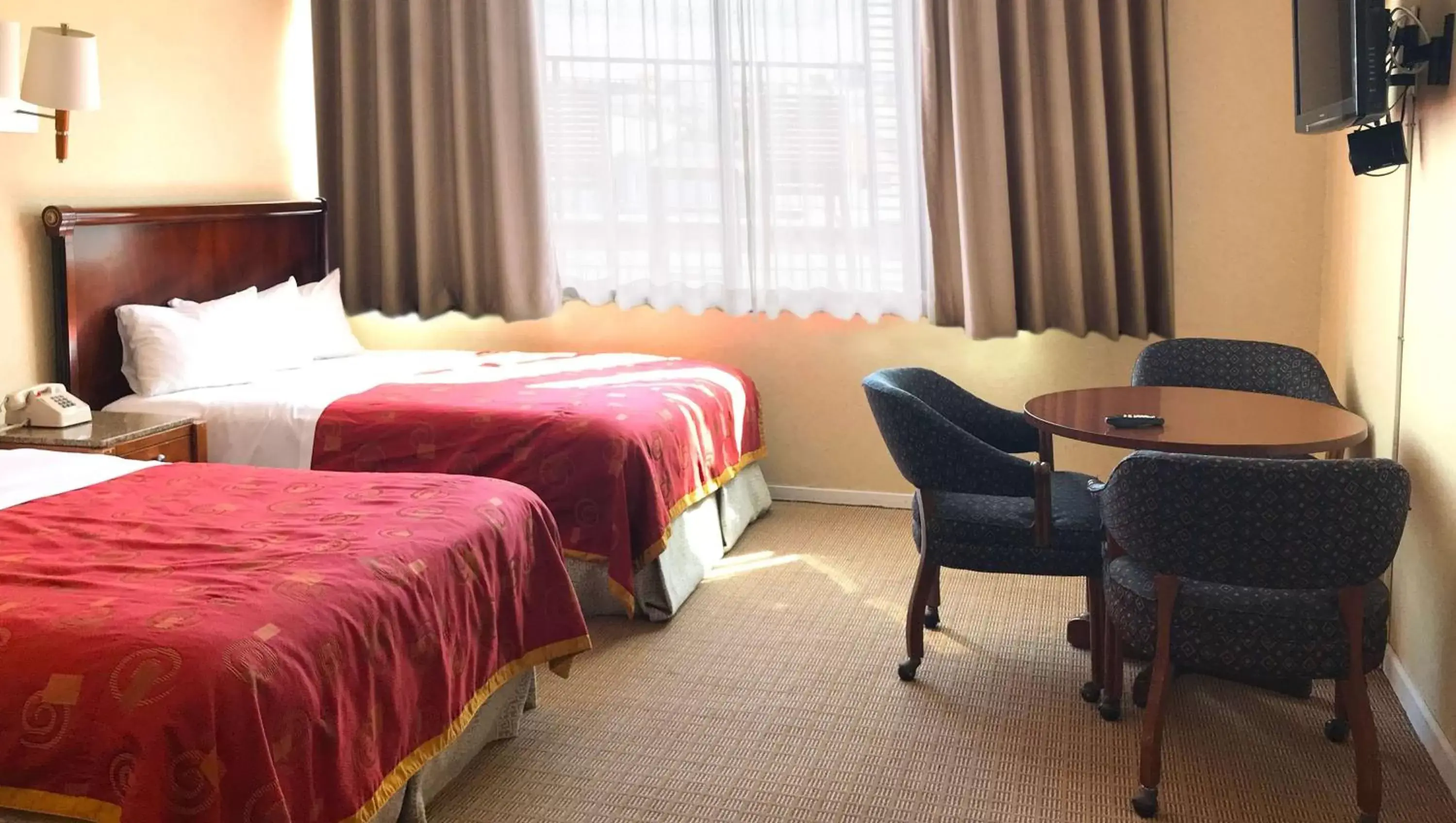 Photo of the whole room, Bed in Pacific Heights Inn