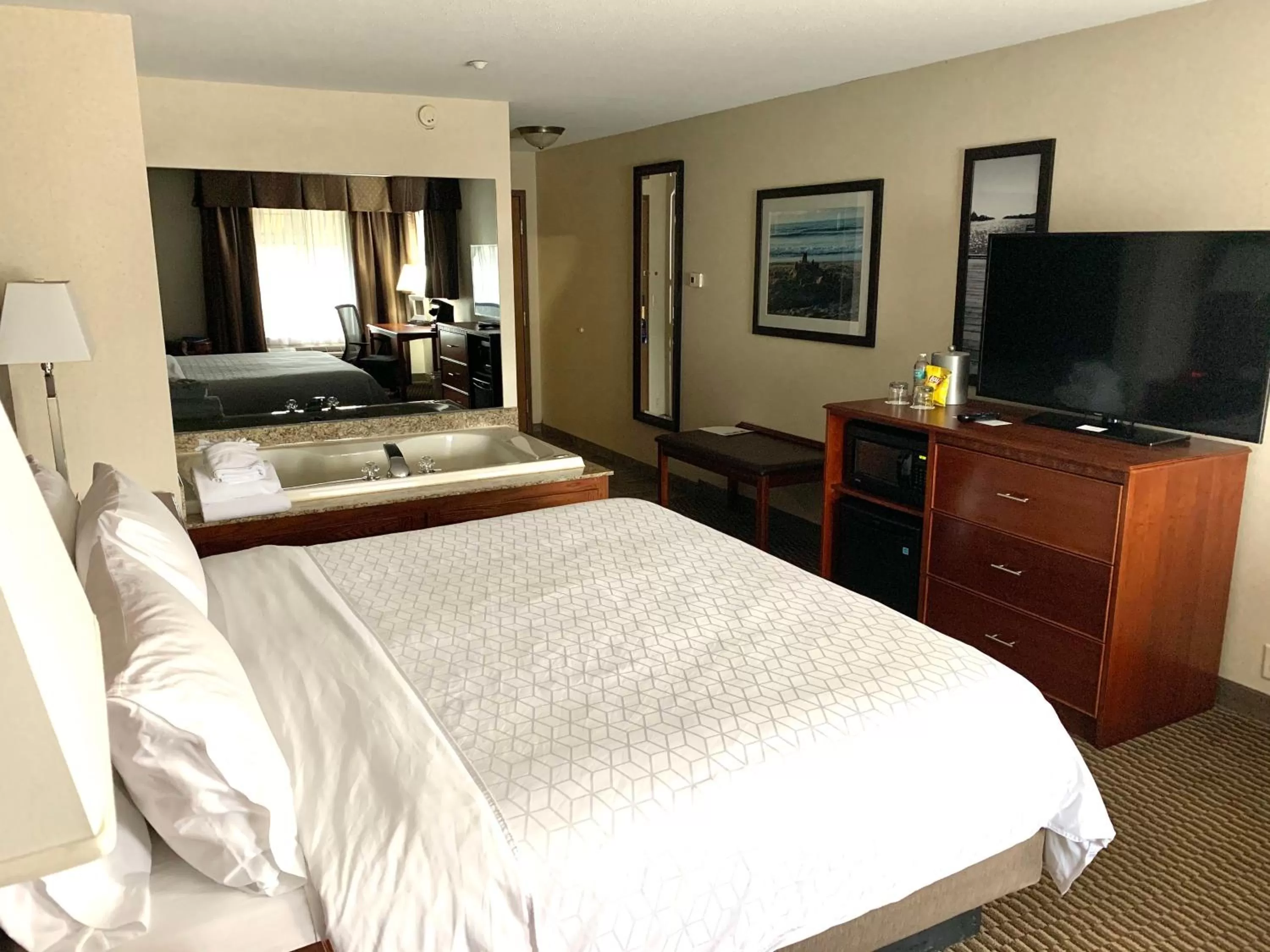 Photo of the whole room, Bed in Holiday Inn Express Holland by IHG