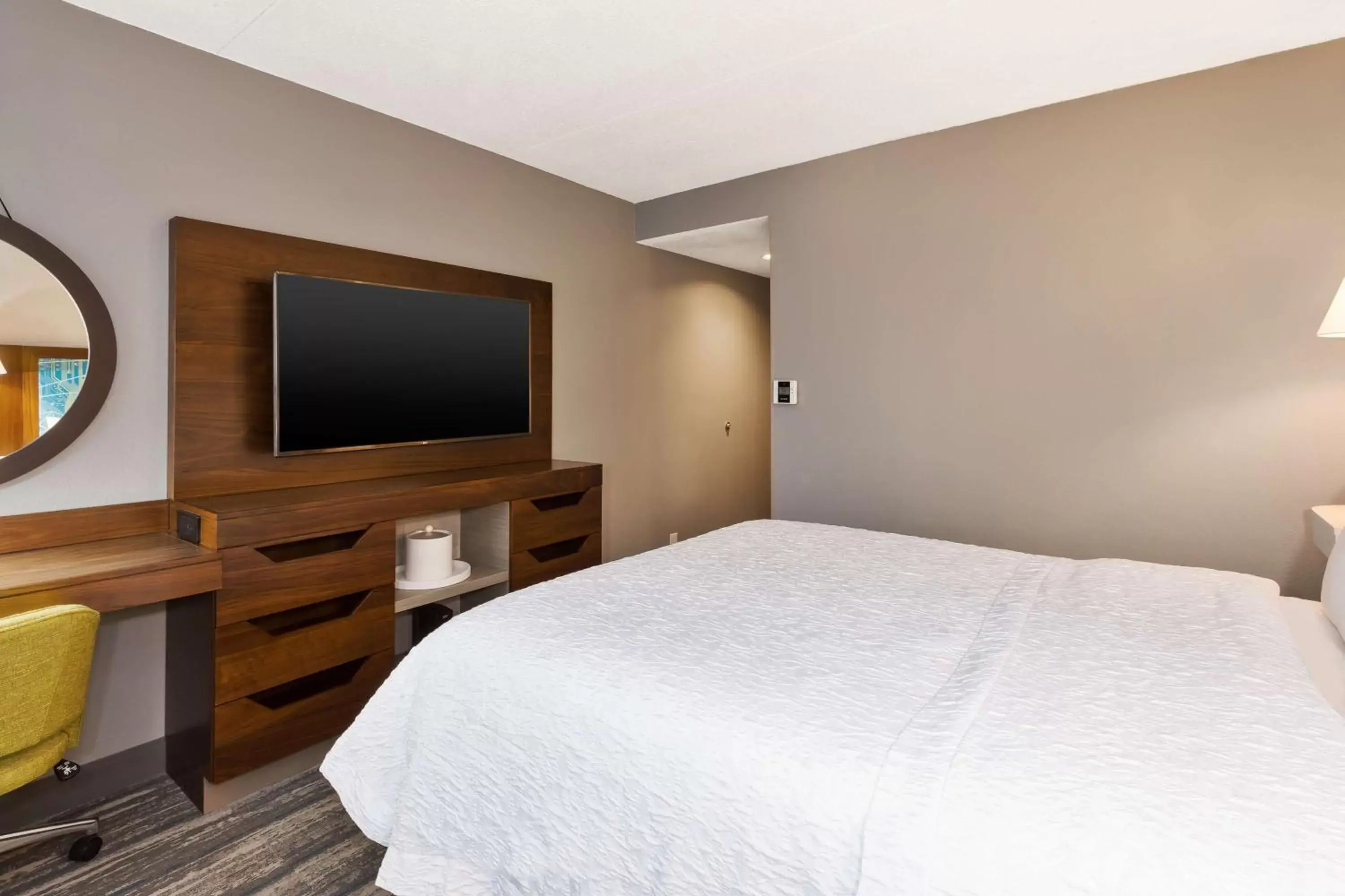 Bedroom, Bed in Hampton Inn Traverse City
