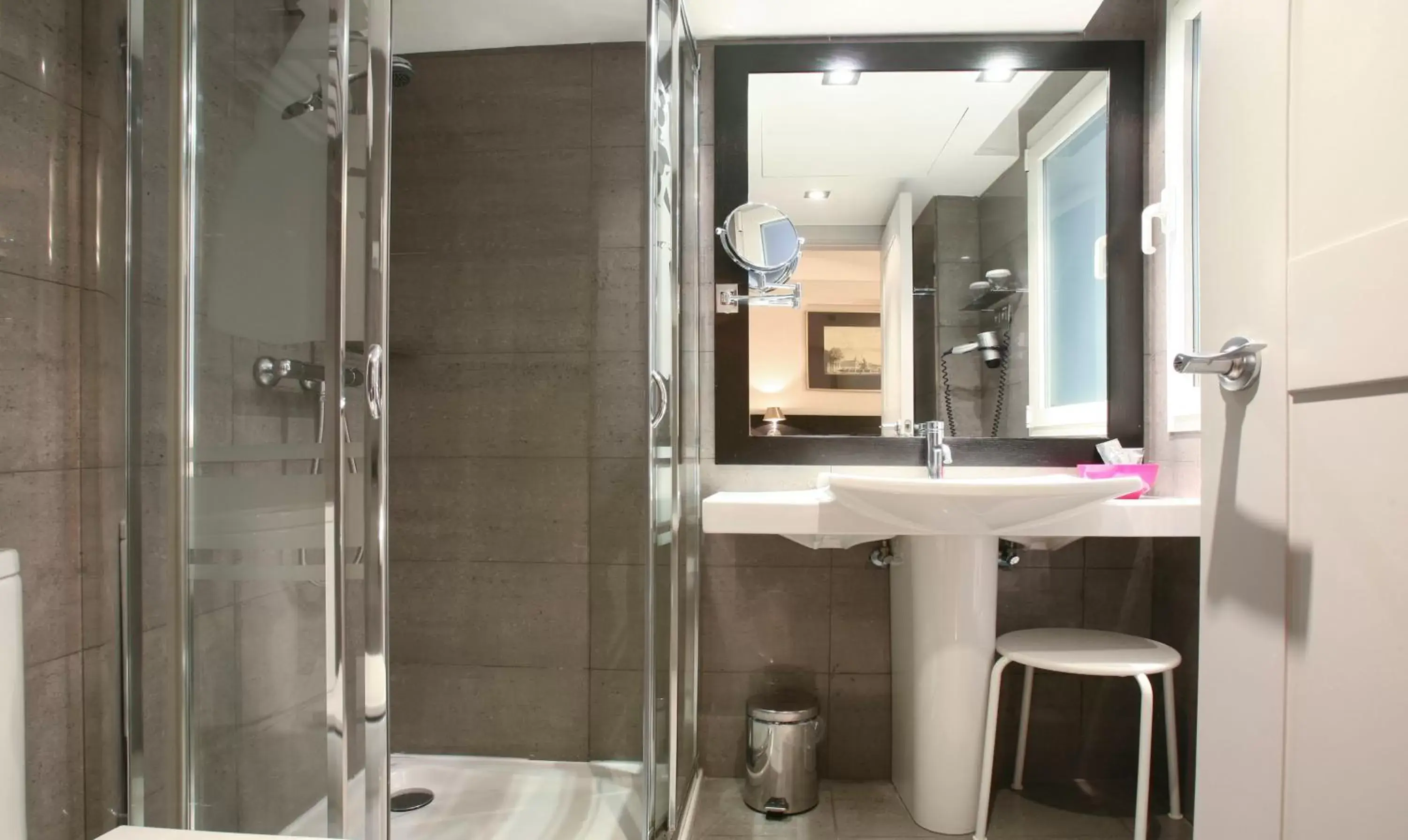 Shower, Bathroom in Hotel Meninas - Boutique Opera