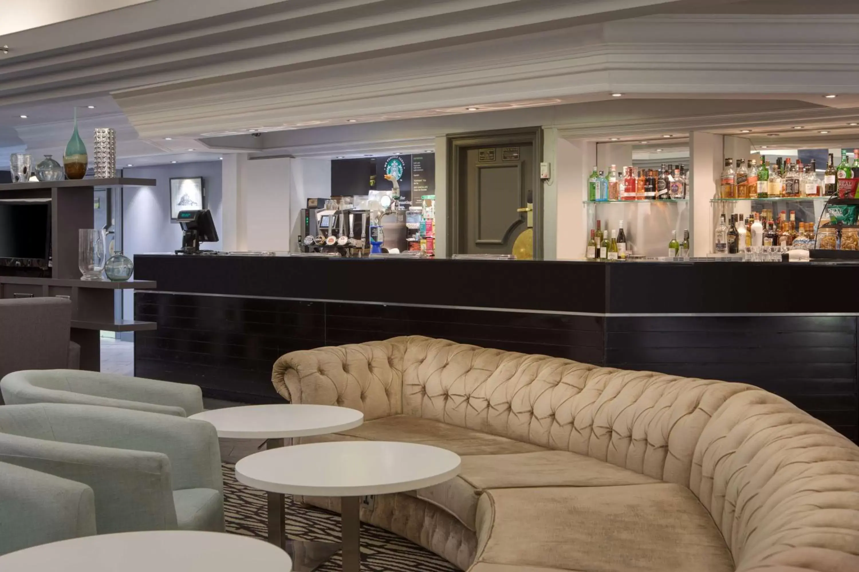 Lounge or bar, Lounge/Bar in DoubleTree by Hilton Newbury North