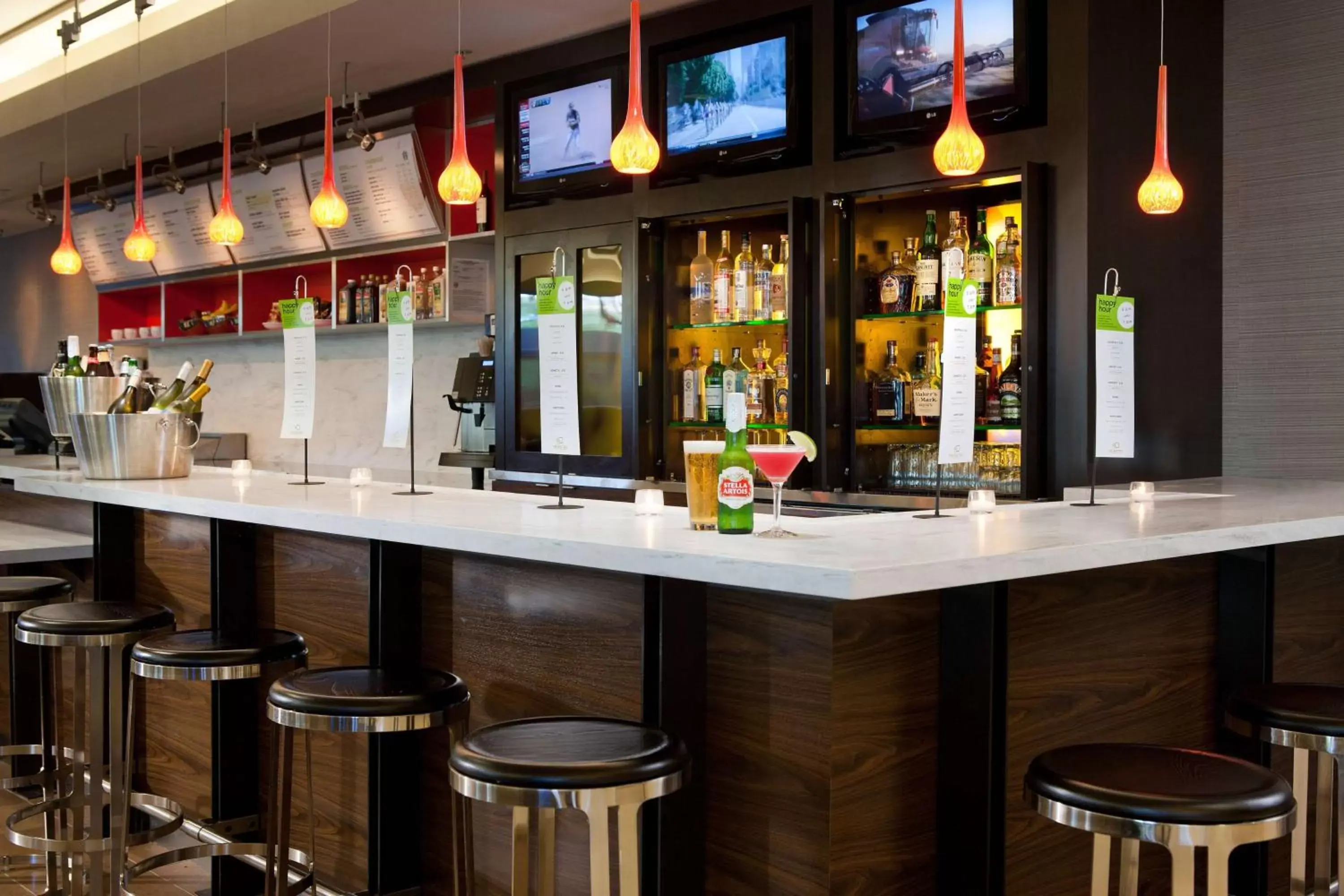 Kitchen or kitchenette, Lounge/Bar in Sonesta Emeryville San Francisco Bay Bridge