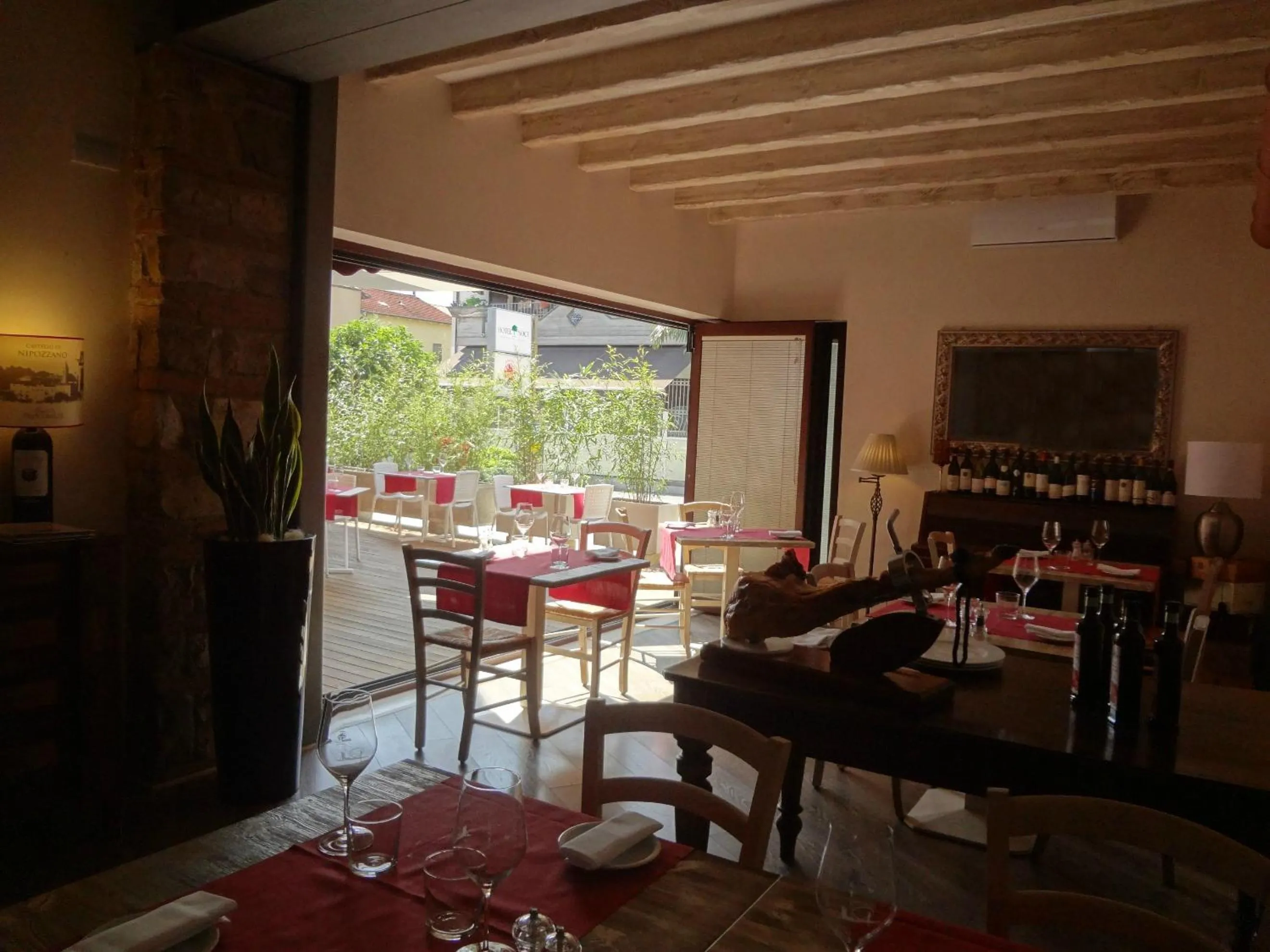 Restaurant/places to eat in Hotel Noce