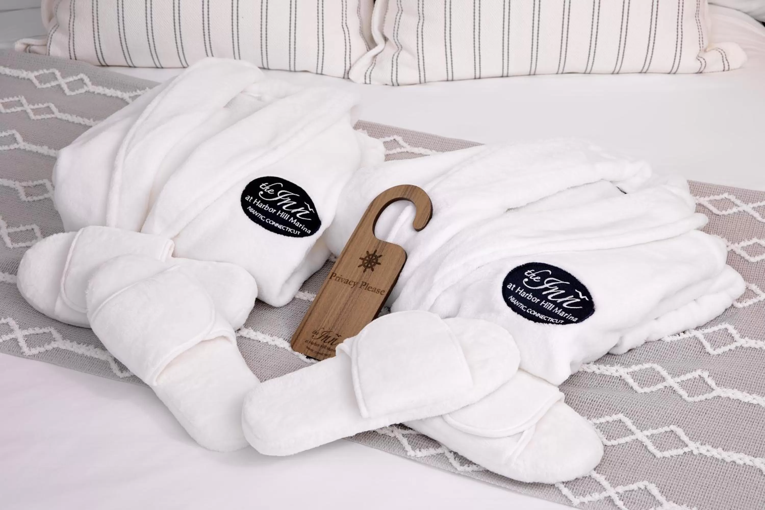 Bed in Inn at Harbor Hill Marina