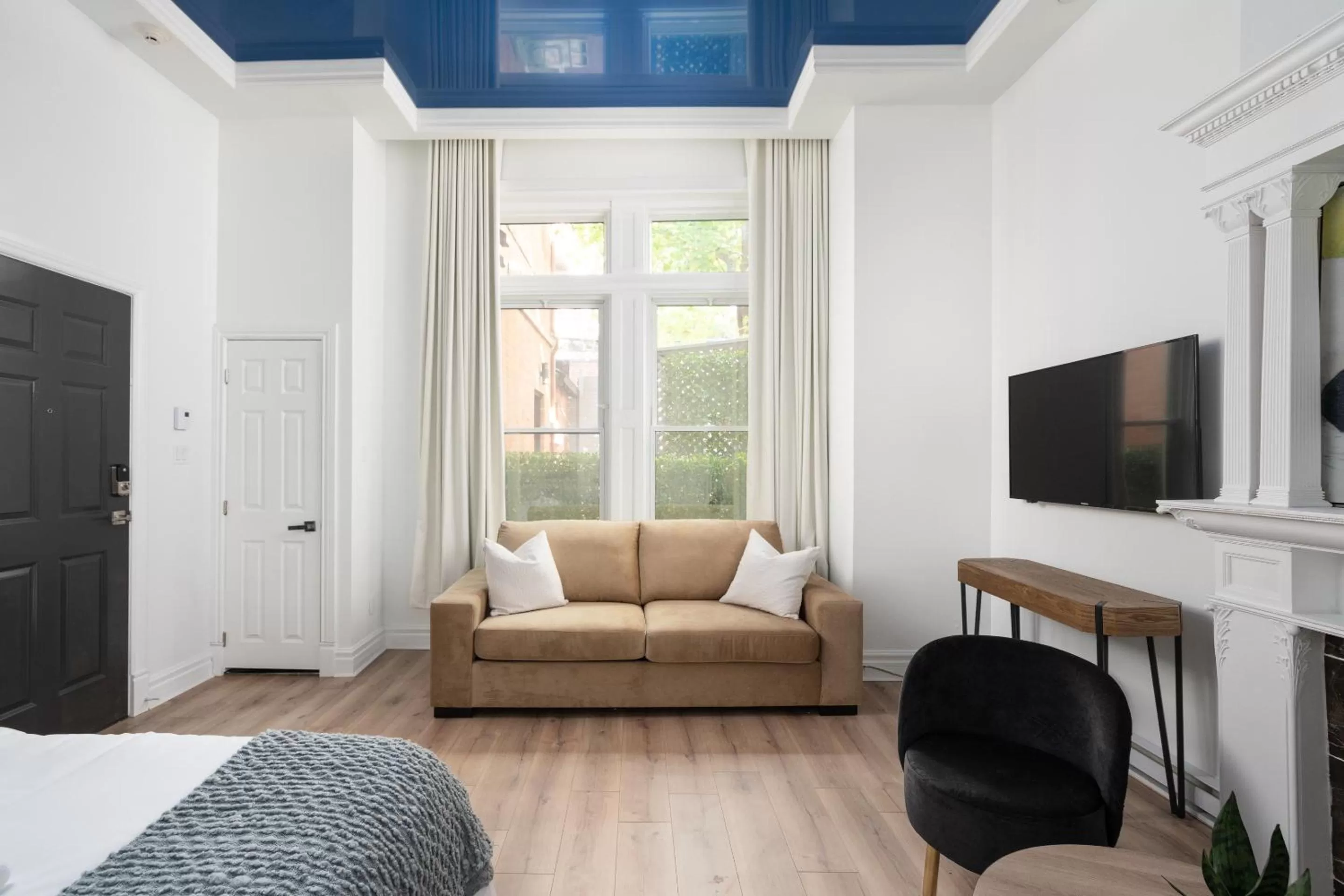 Seating Area in Le Penfield Par Nomade MTL