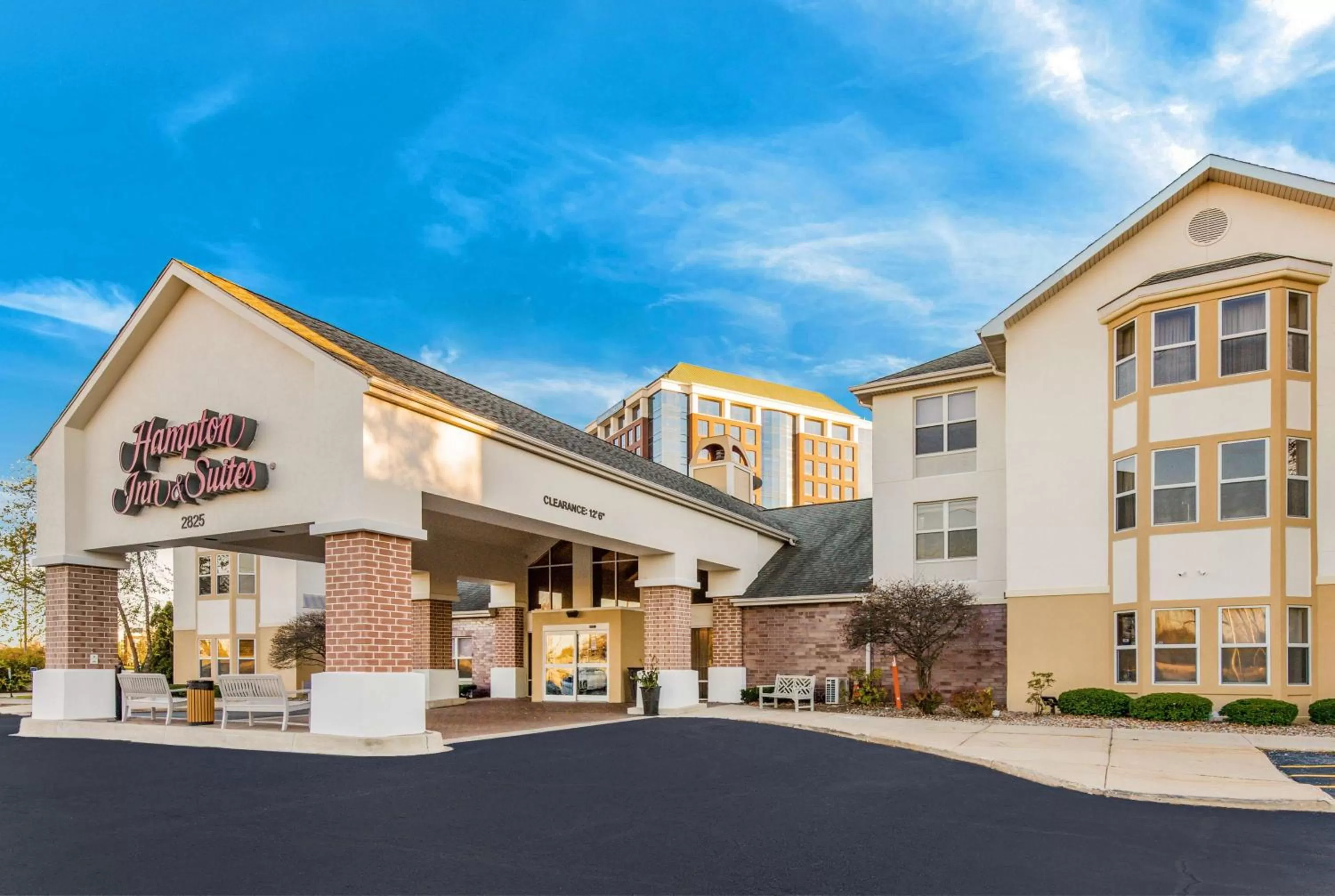 Property building in Hampton Inn & Suites Chicago-Hoffman Estates