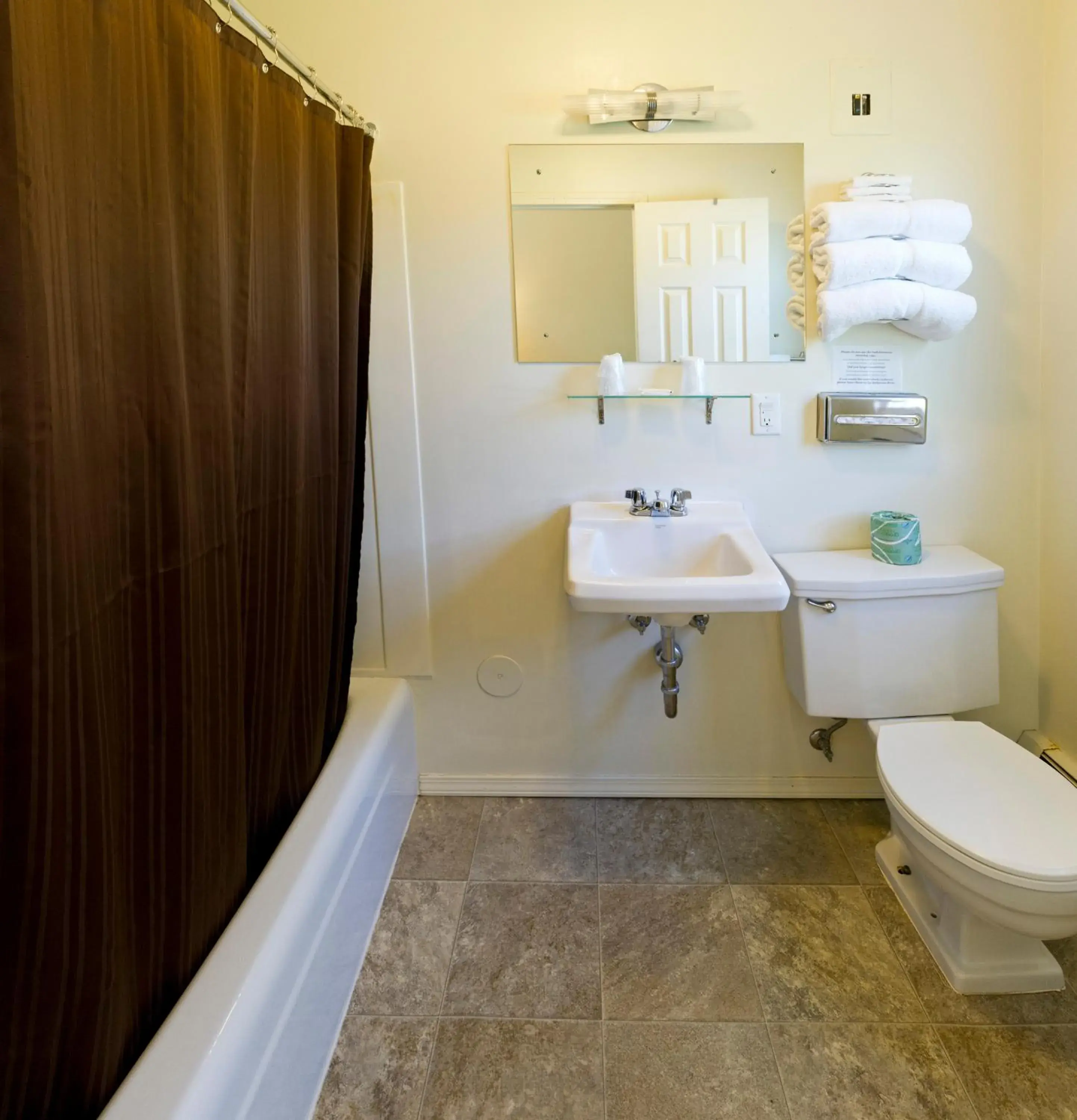 Bathroom in Sunset Lodge Escanaba