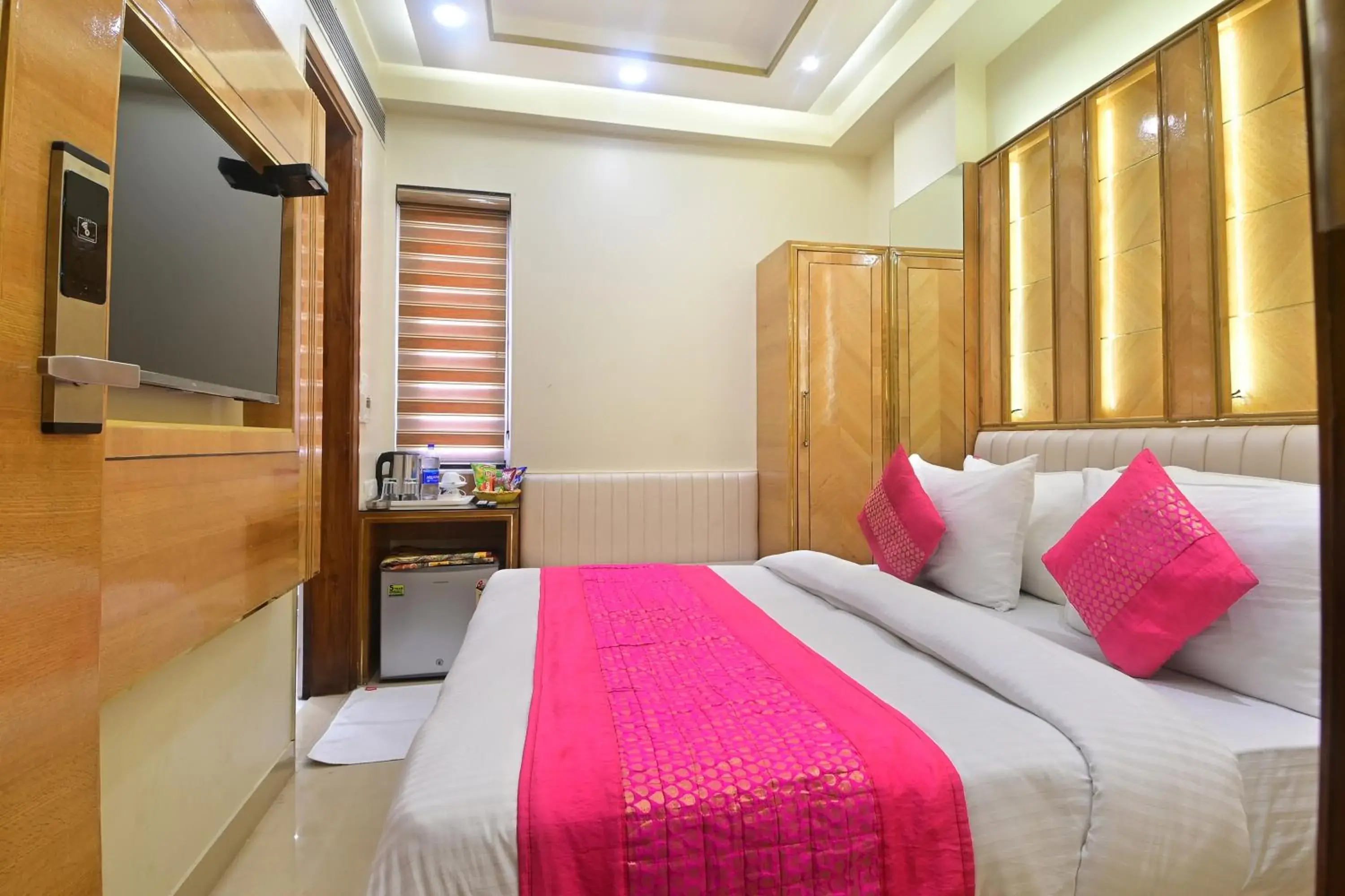 Bed in Hotel Gold Palace - 03 Mins Walk From New Delhi Railway Station