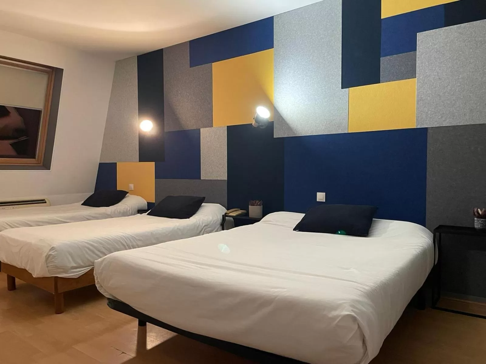 Photo of the whole room, Bed in Hôtel Le Thurot- Dijon Centre ville Gare