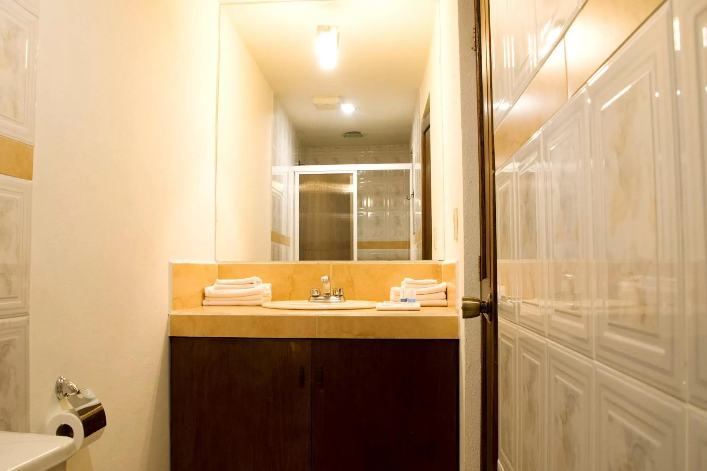 Bathroom in Hotel Expres By Hosting House